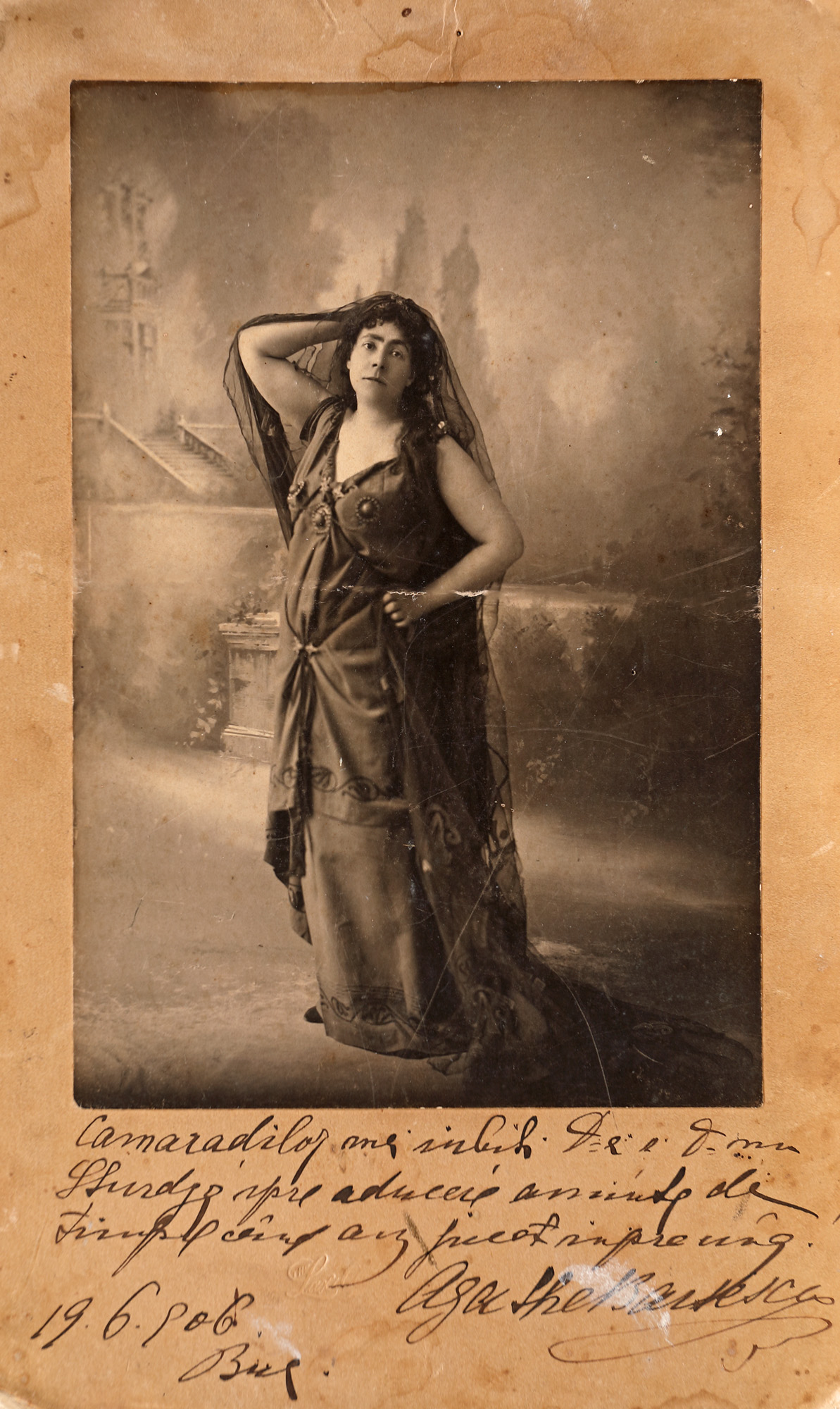 Fotografie ilustrând-o pe marea tragediană Agatha Bârsescu, București, 1906, cu dedicație și semnătura olografă a actriței către Alice și Petre P. Sturdza, piesă rară, de colecție