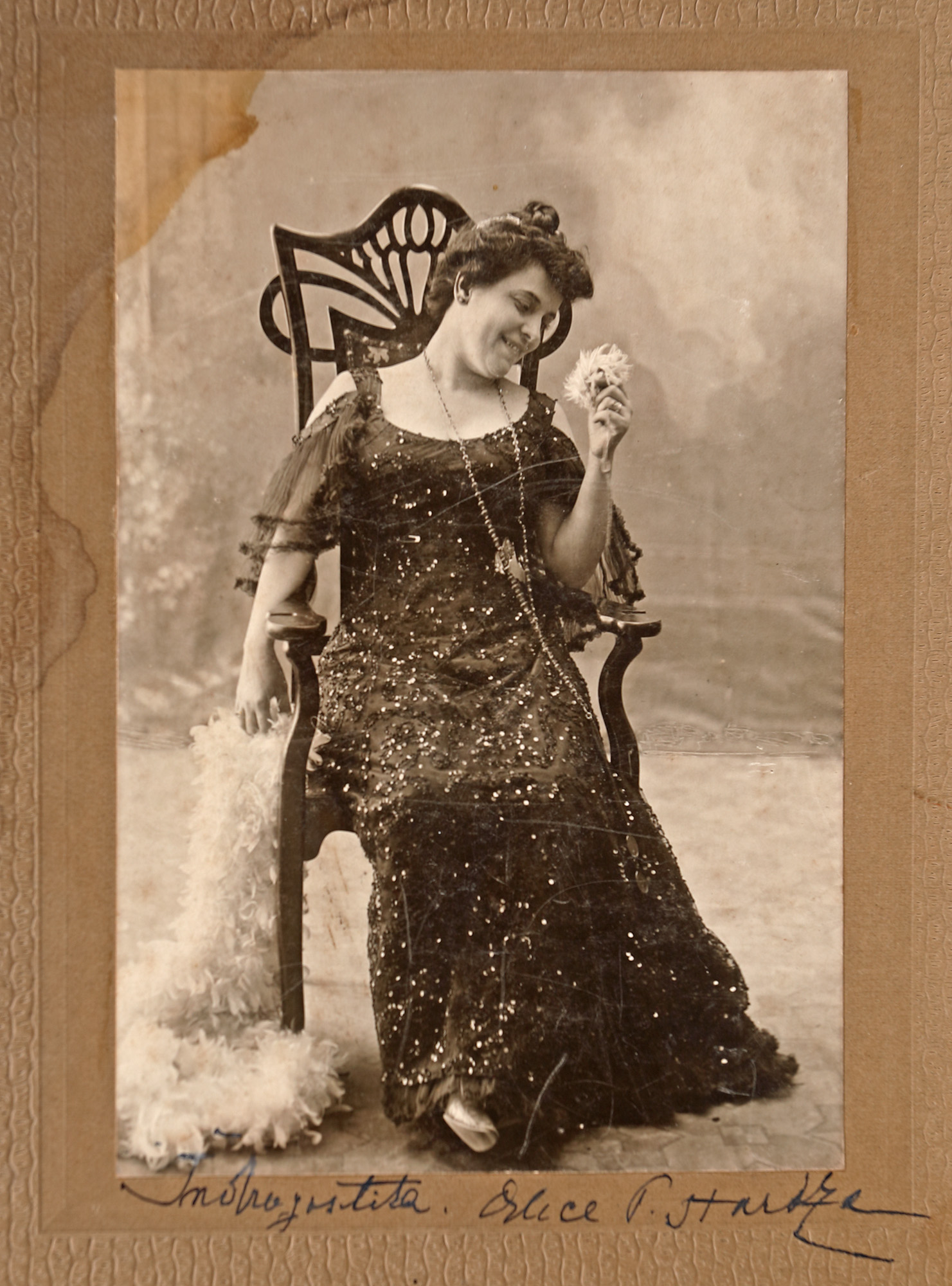 Fotografie ilustrând-o pe Alice P. Sturdza, București, primele decenii ale sec. XX, cu semnătura olografă