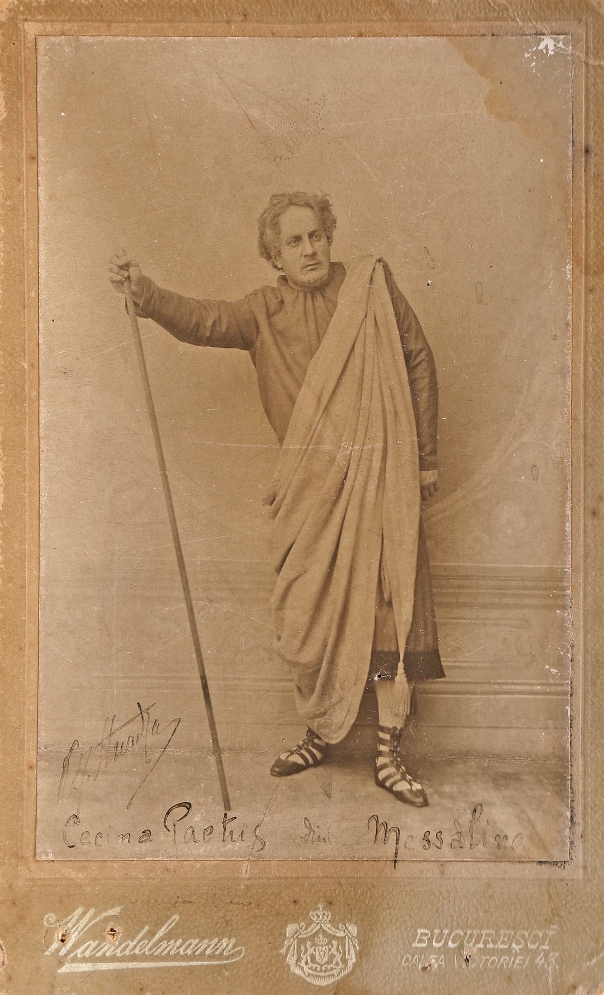 Fotografie ilustrându-l pe  Petre I. Sturdza, în rolul lui Caecina Paetus din piesa de teatru ”Mesalina”, atelier Wandelmann, București, sfârșitul sec. XIX, cu semnătura olografă a actorului