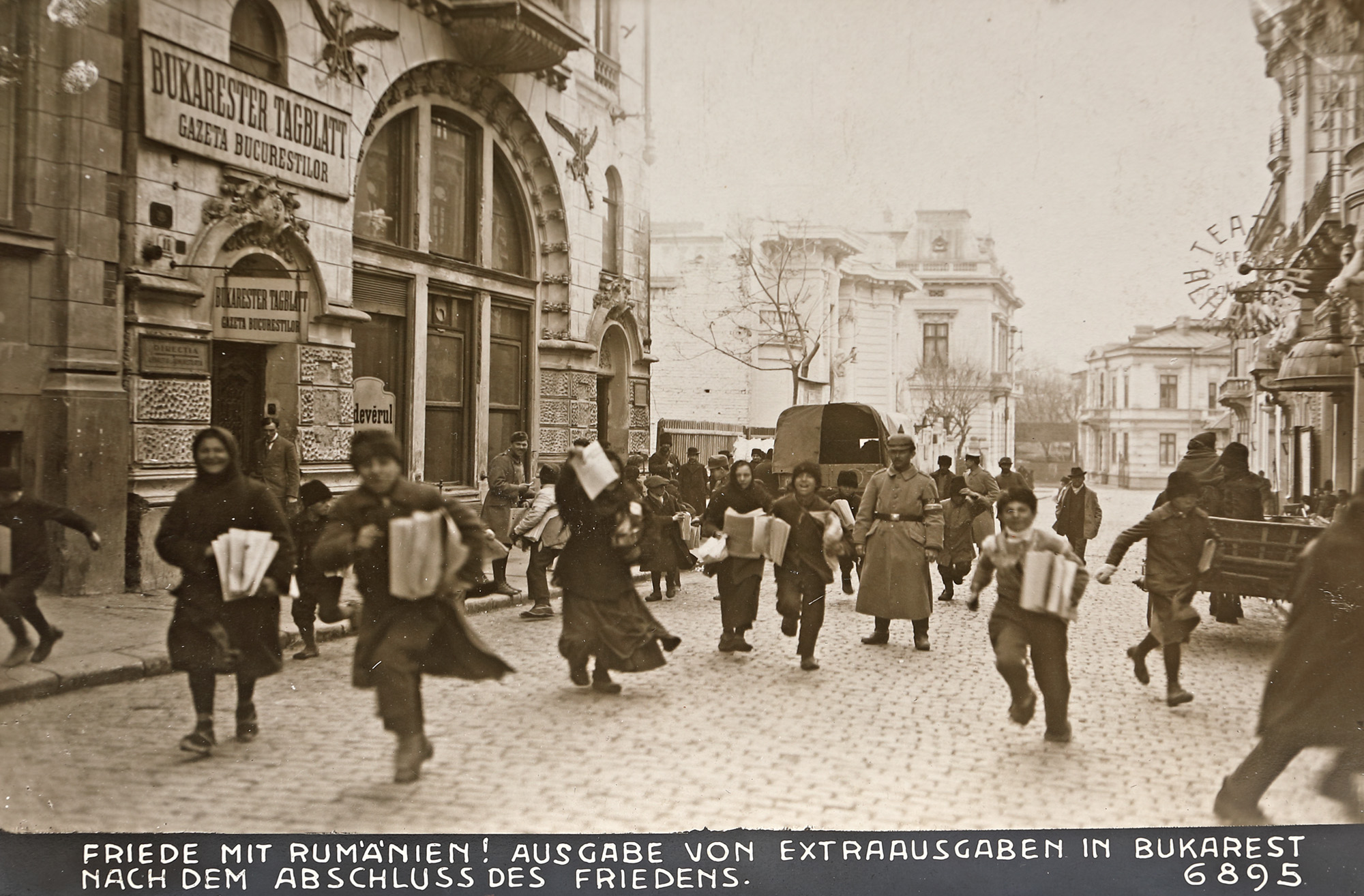 Children with the newspaper on the morning of the signing of the Peace Treaty, photograph, Bucharest, 1918
