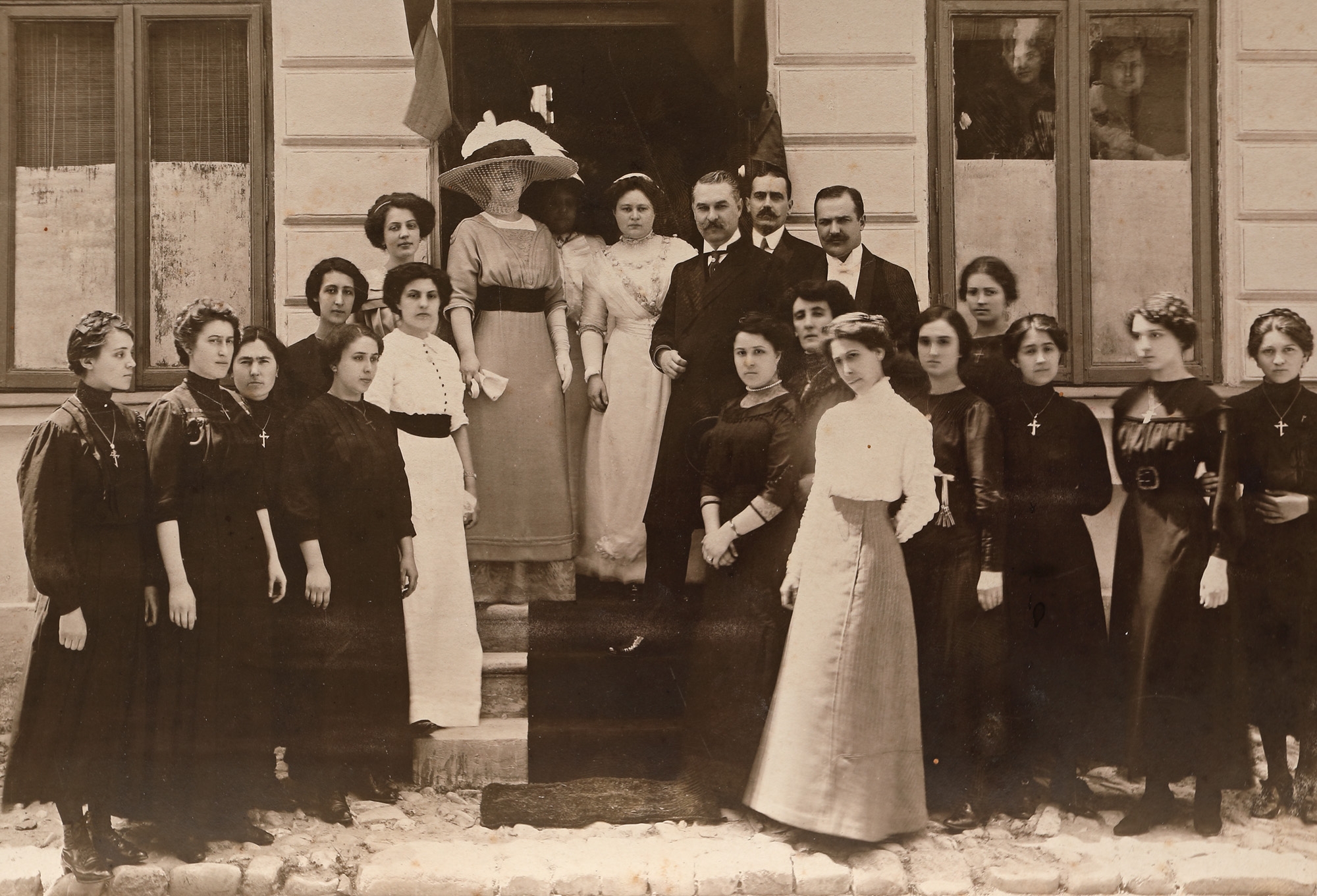 Fotografie ilustrând pe Principesa Maria și directoarea Elena Frunzeanu, în fața Școlii de Silvicultură și Țesătorie, București, 1905