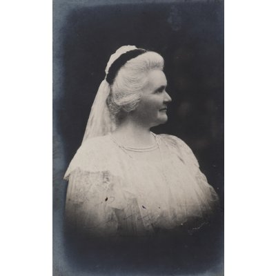 Carte poștală ilustrând-o pe Regina Elisabeta, cu înscris olograf în limba germană și semnătura "Mama Regina", cca. 1906