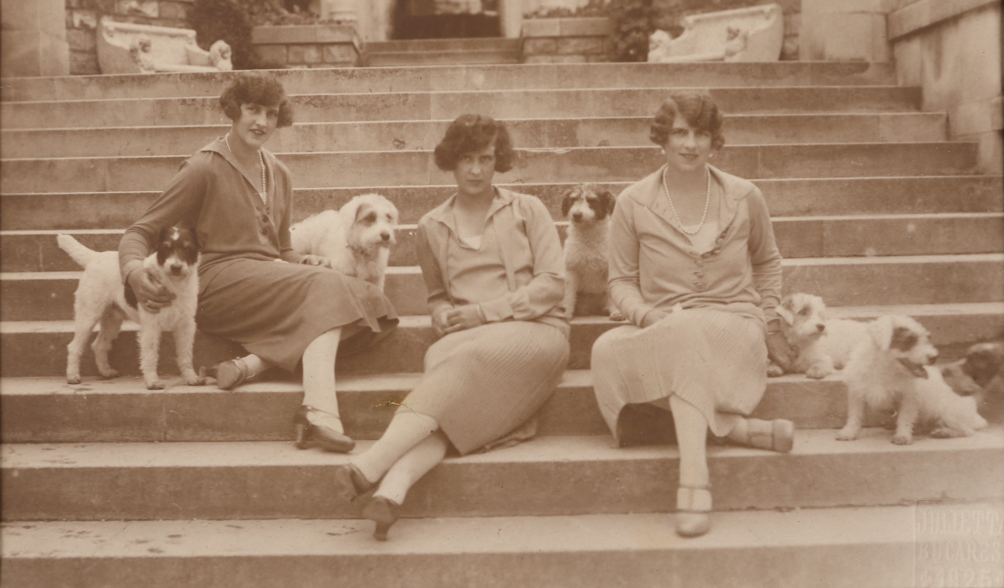 Fotografie ilustrând-o pe Regina Mamă Elena și pe sora sa, Prințesa Irene, București, prima jumătate a sec. XX