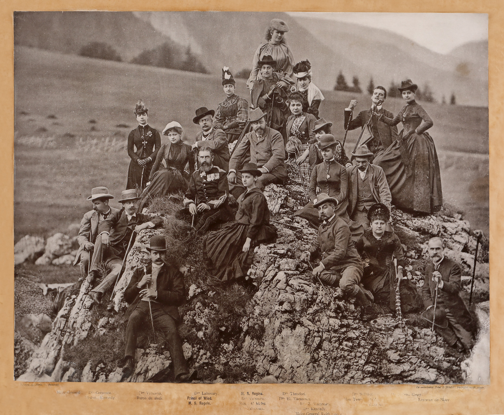 Fotografie ilustrând familia regală, făcută cu ocazia vizitei la Sinaia a Prințului de Wales, Albert Edward, viitorul Rege Edward al VII-lea, realizată în Poiana "Regina Elisabeta" de lângă castelul Peleș, atelier fotografic I. Jehalski, Sinaia, 1888