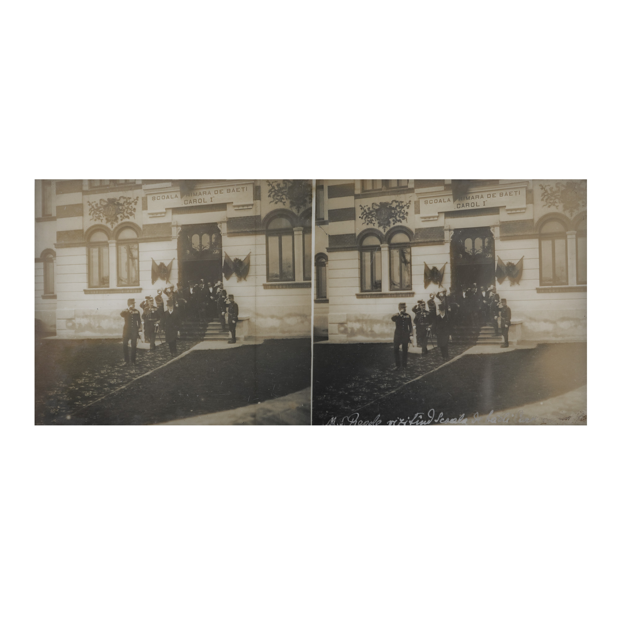 Clișeu pe sticlă ilustrând vizita Regelui Carol și a prim-ministrului Dimitrie A. Sturdza la Școala primară de băieți Carol I din Craiova, cca. 1900, piesă rară