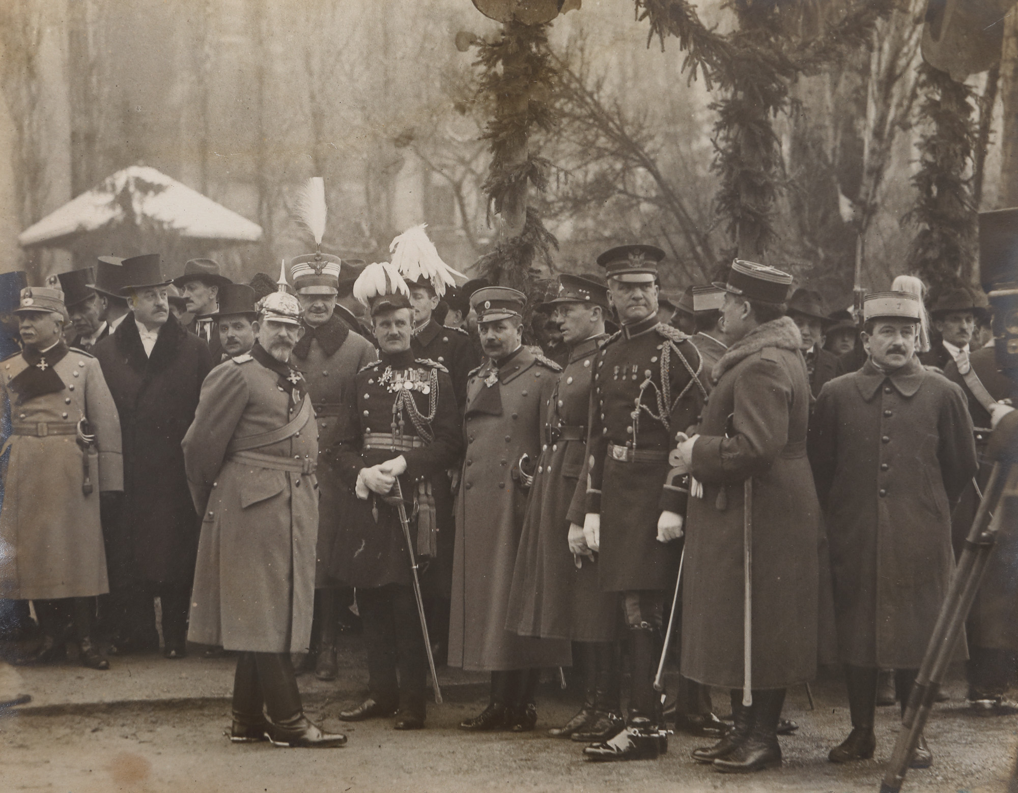 Fotografie ilustrându-l pe Regele Ferdinand alături de generalul Gheorghe Măldărescu, Barbu Știrbei și atașații militari ai statelor Antantei, Iași, 1917