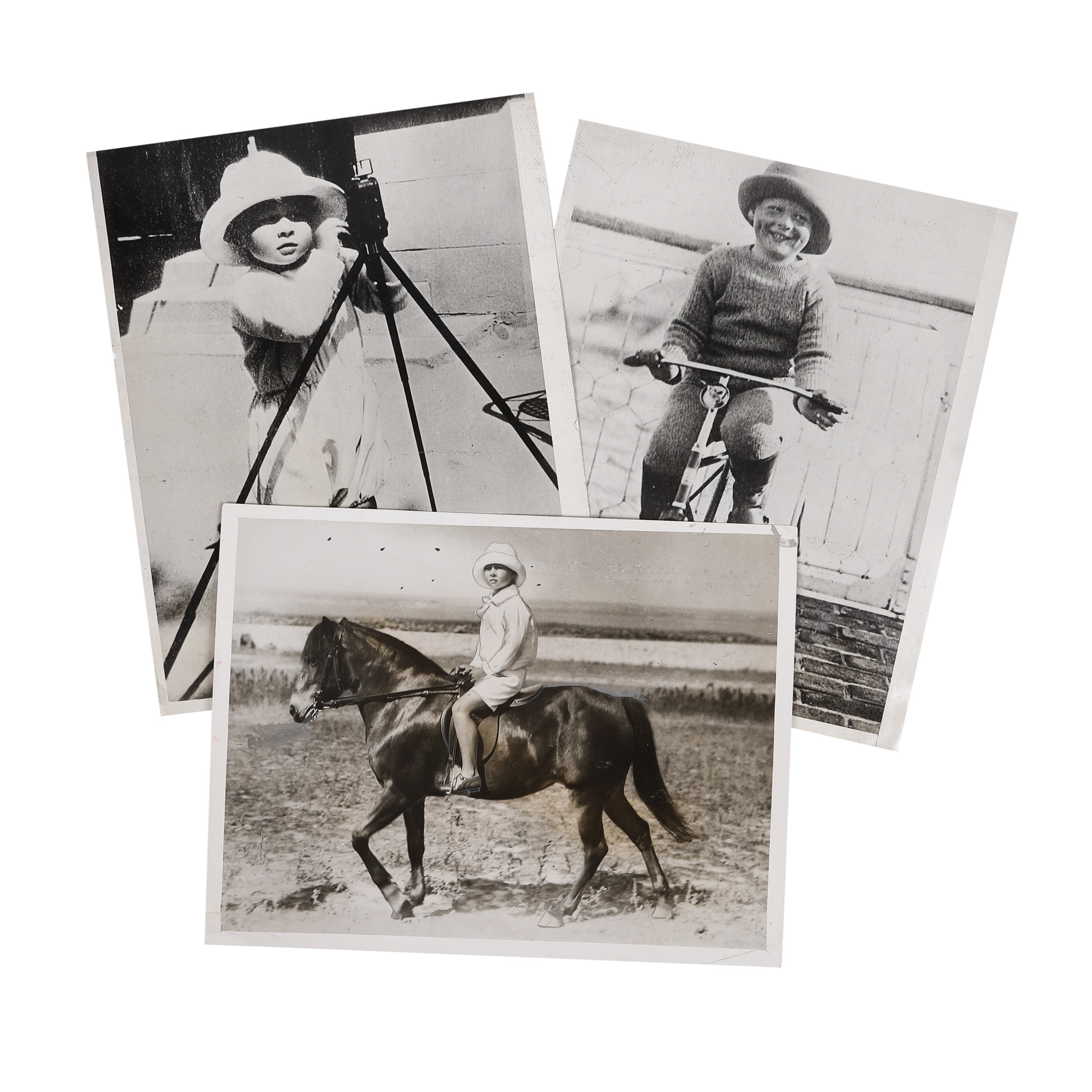 Lot format din trei fotografii de presă ilustrându-l pe Regele Mihai I în copilărie, 1922-1929, piesă rară
