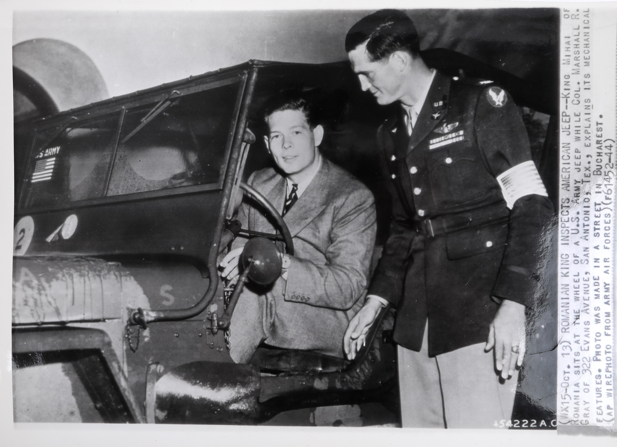 Fotografie de presă ilustrându-l pe Regele Mihai I primind în dar un Jeep din partea aliaților americani, la scurt timp după 23 August, 1944