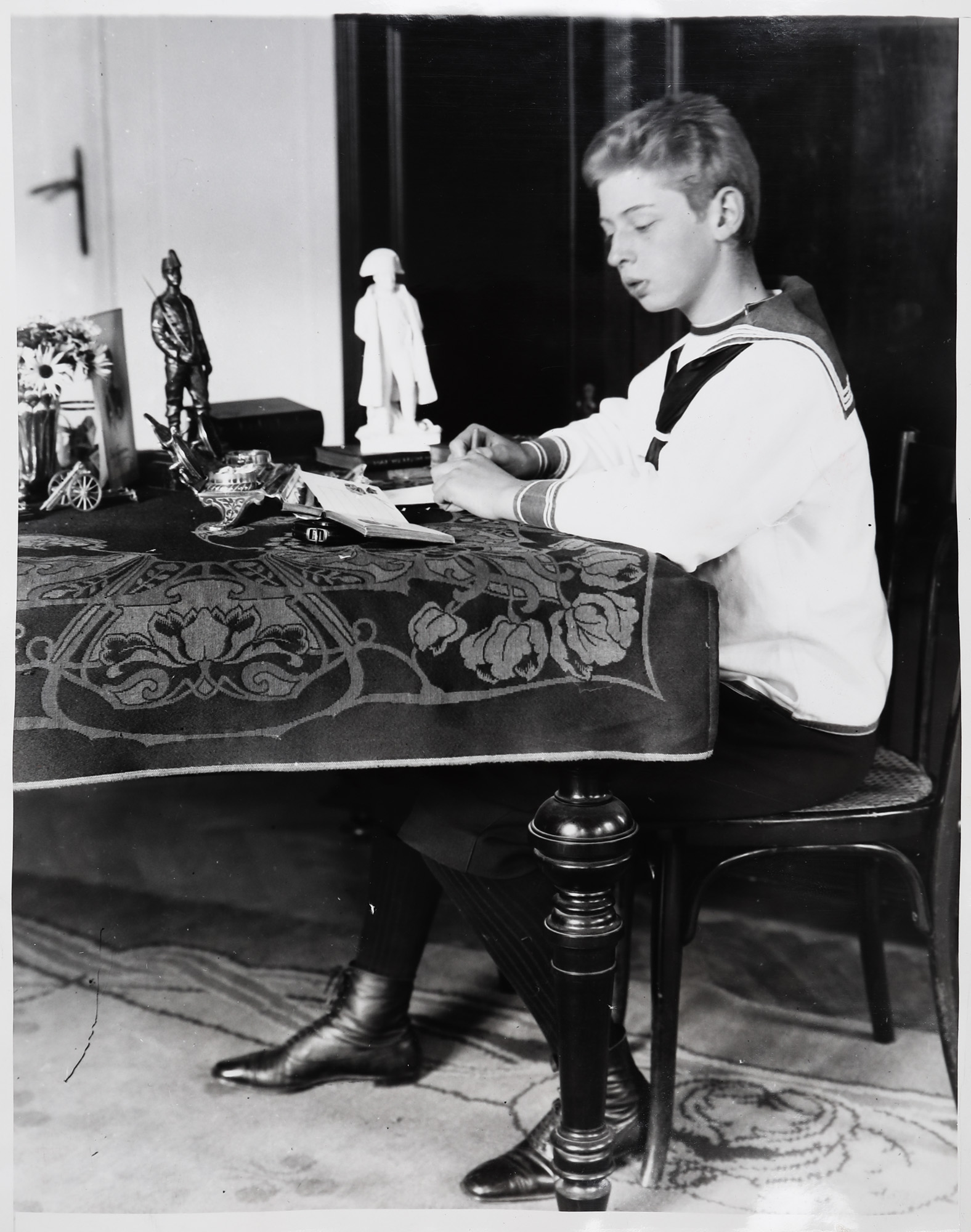 Fotografie de presă ilustrându-l pe Regele Carol al II-lea în adolescentă, studiind, 1932, piesă rară