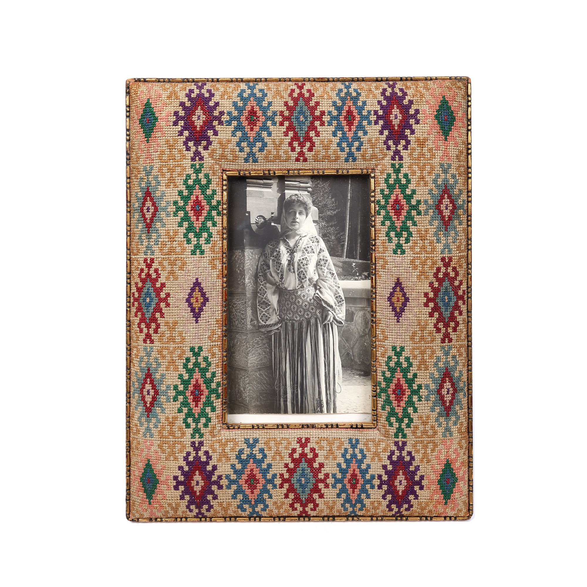 Carte poștală ilustrând-o pe Regina Maria în costum popular, cca. 1920