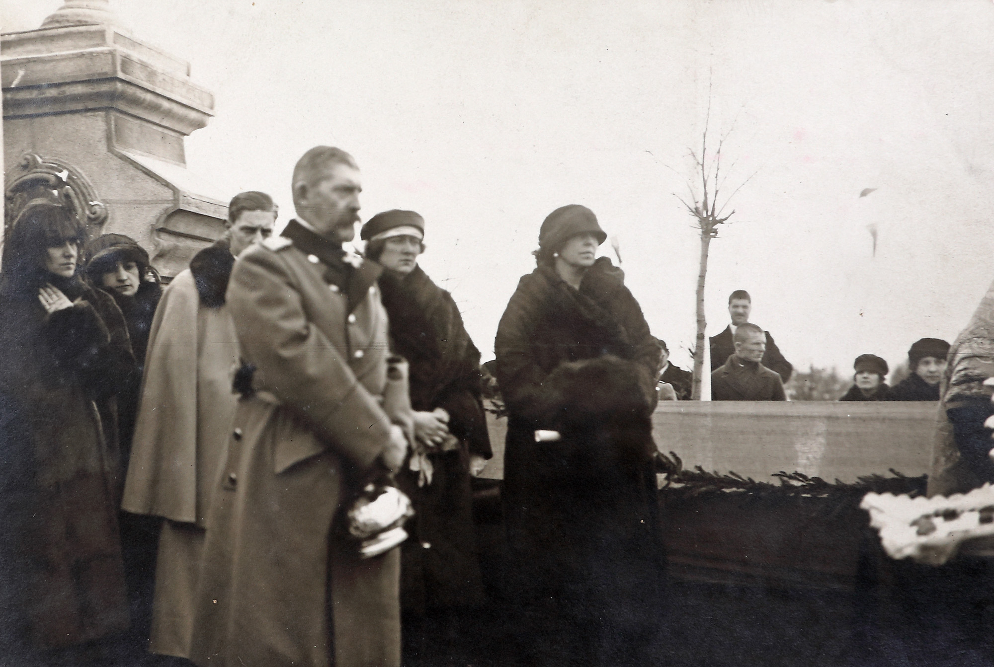 Photograph illustrating King Ferdinand and Queen Marie at the funeral of King Carol I, 1914