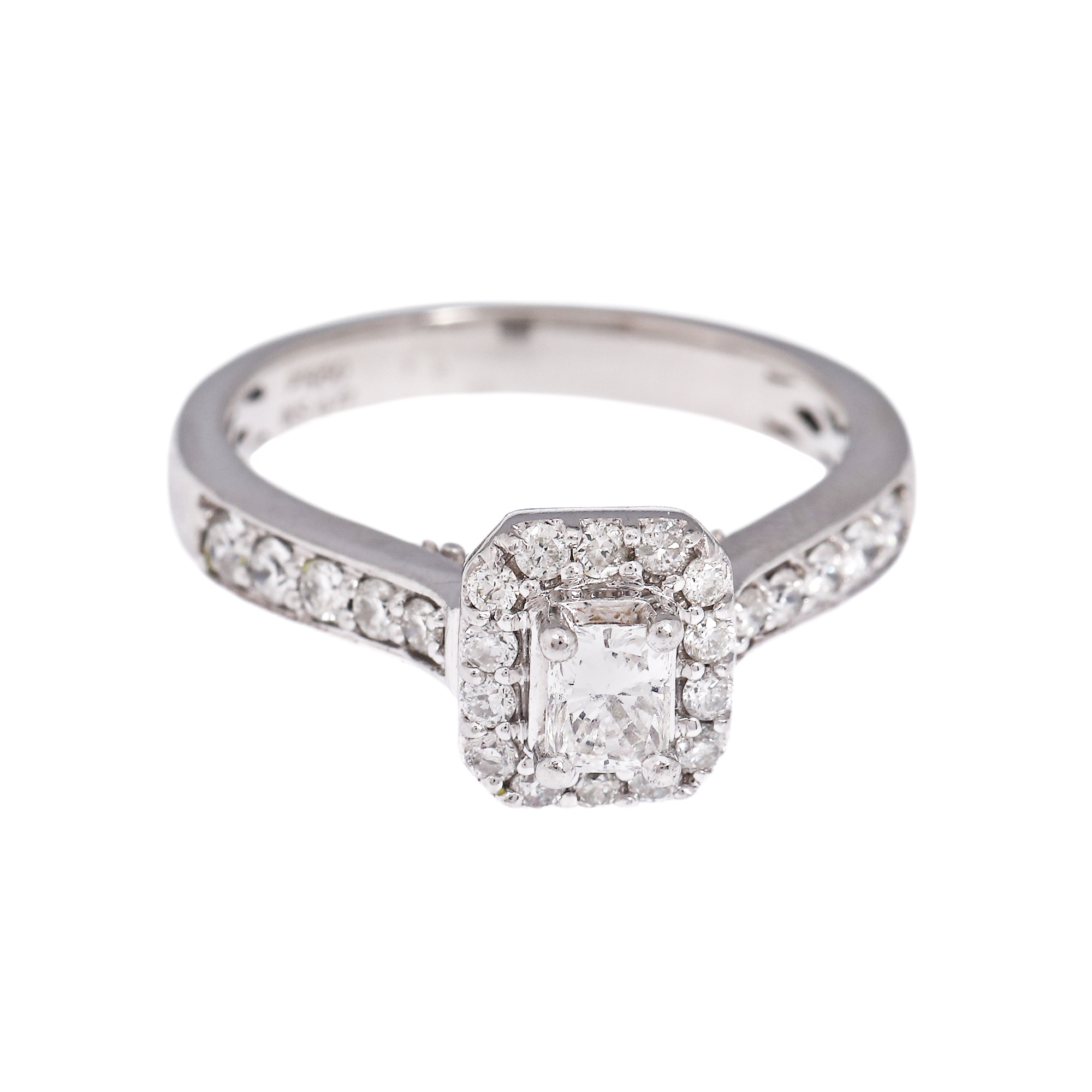 Inel din platină, decorat central cu diamant rectangular anturat de diamante brilainte