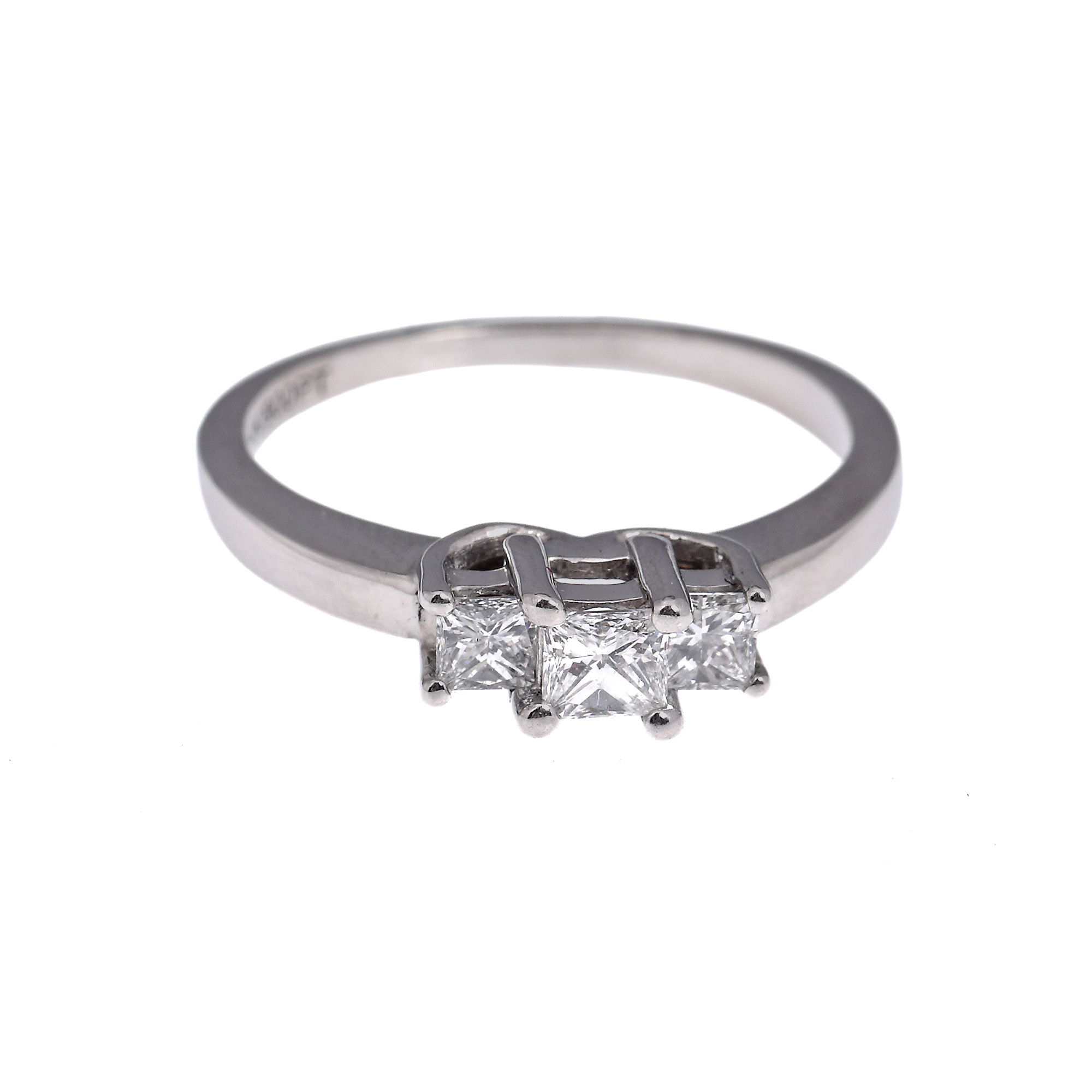Inel Harr & Jacobs din aur alb și platină, decorat cu triadă de diamante, în cutia originală, însoțit de certificat de proveniență