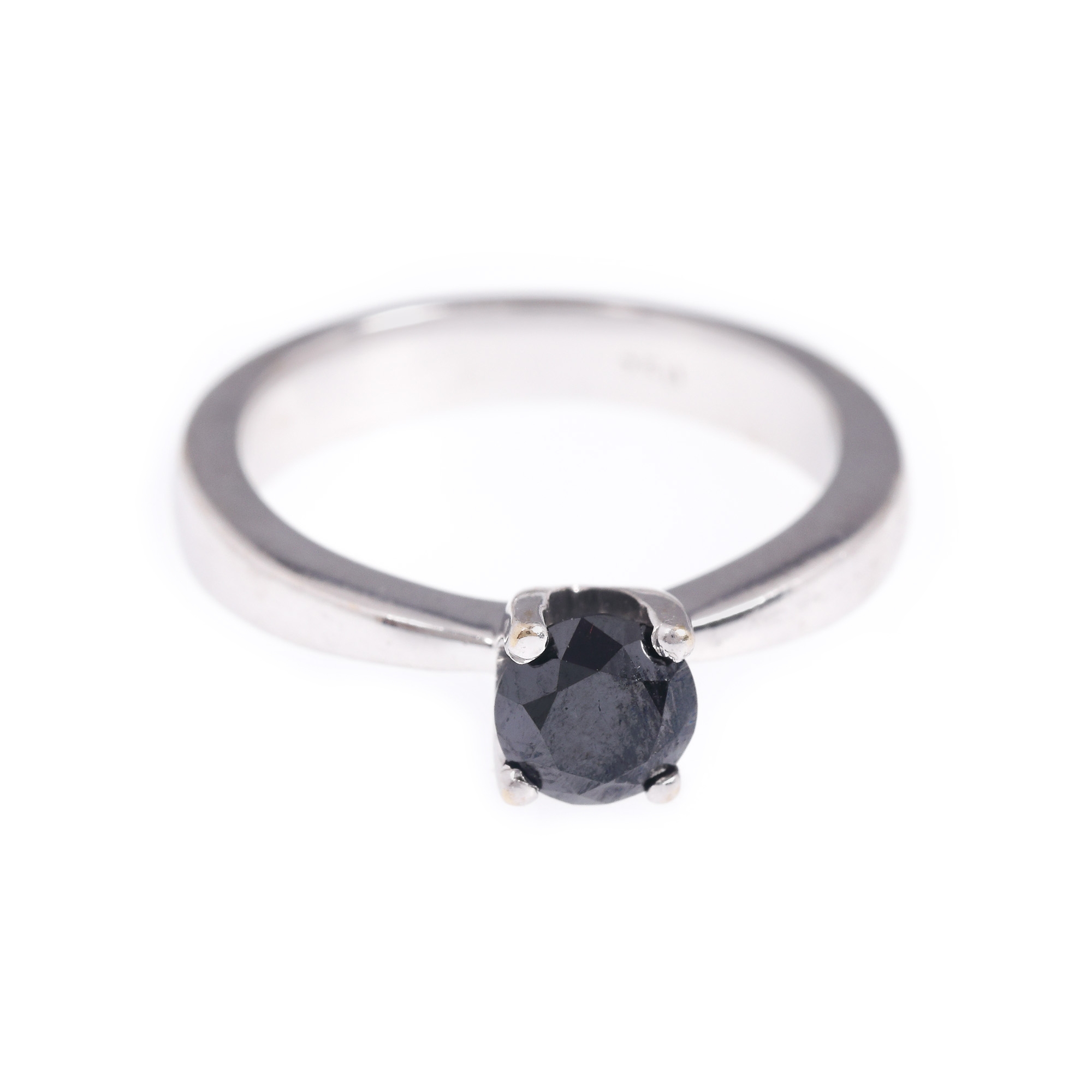 Inel din aur alb, decorat cu diamant negru solitaire