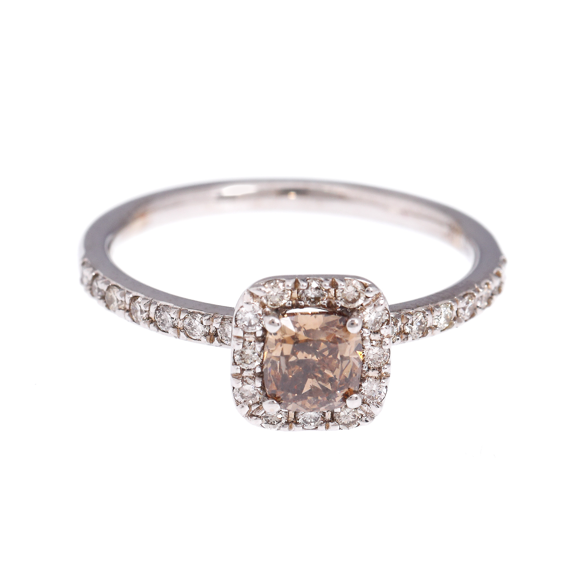 Inel din aur alb, decorat central cu diamant yellowish-brown anturat de diamante briliante, însoțit de certificat gemologic AIG Milan
