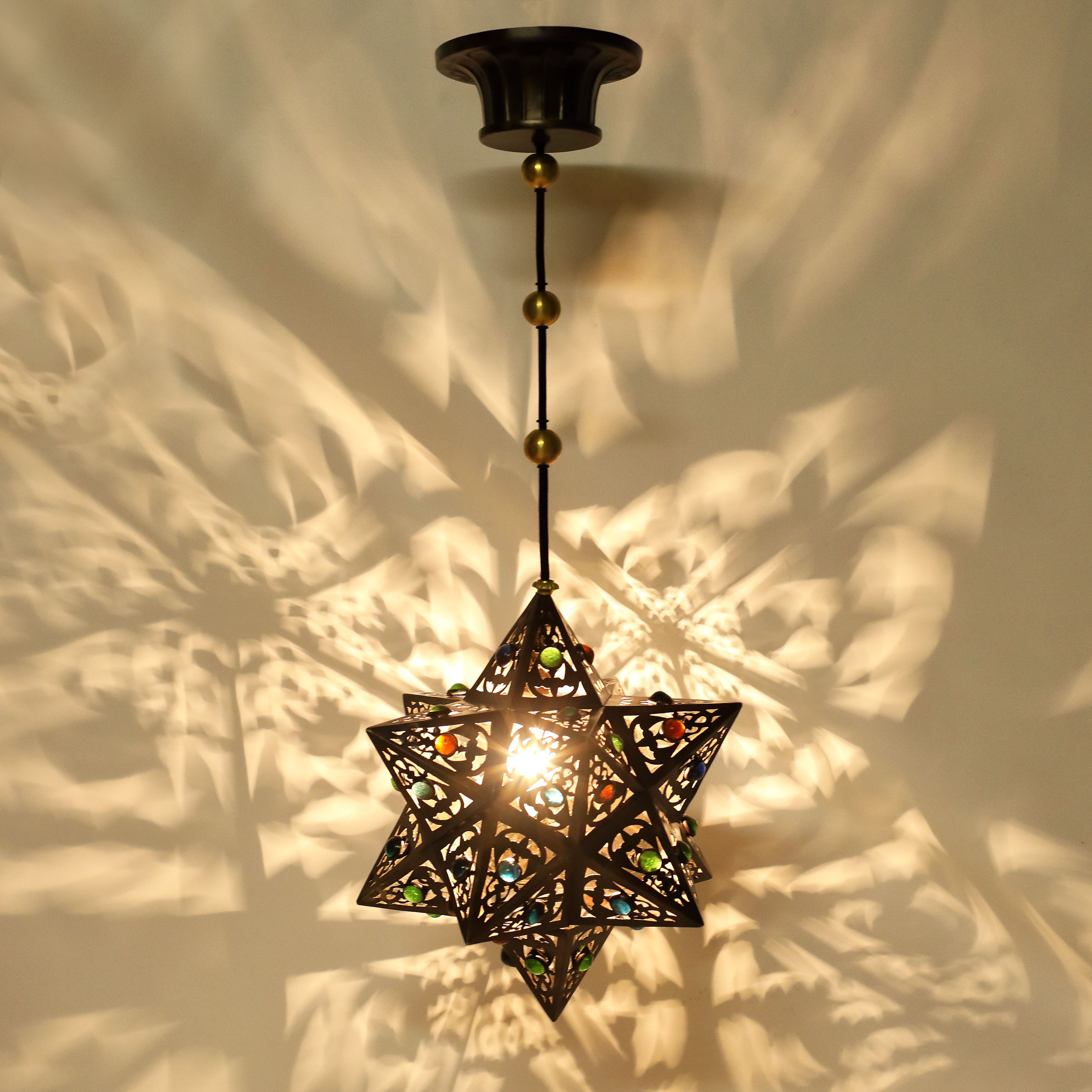 Lampă de tavan, din bronz d'ore și sticlă colorată, cu decor orientalist, Maroc, cca. 1900