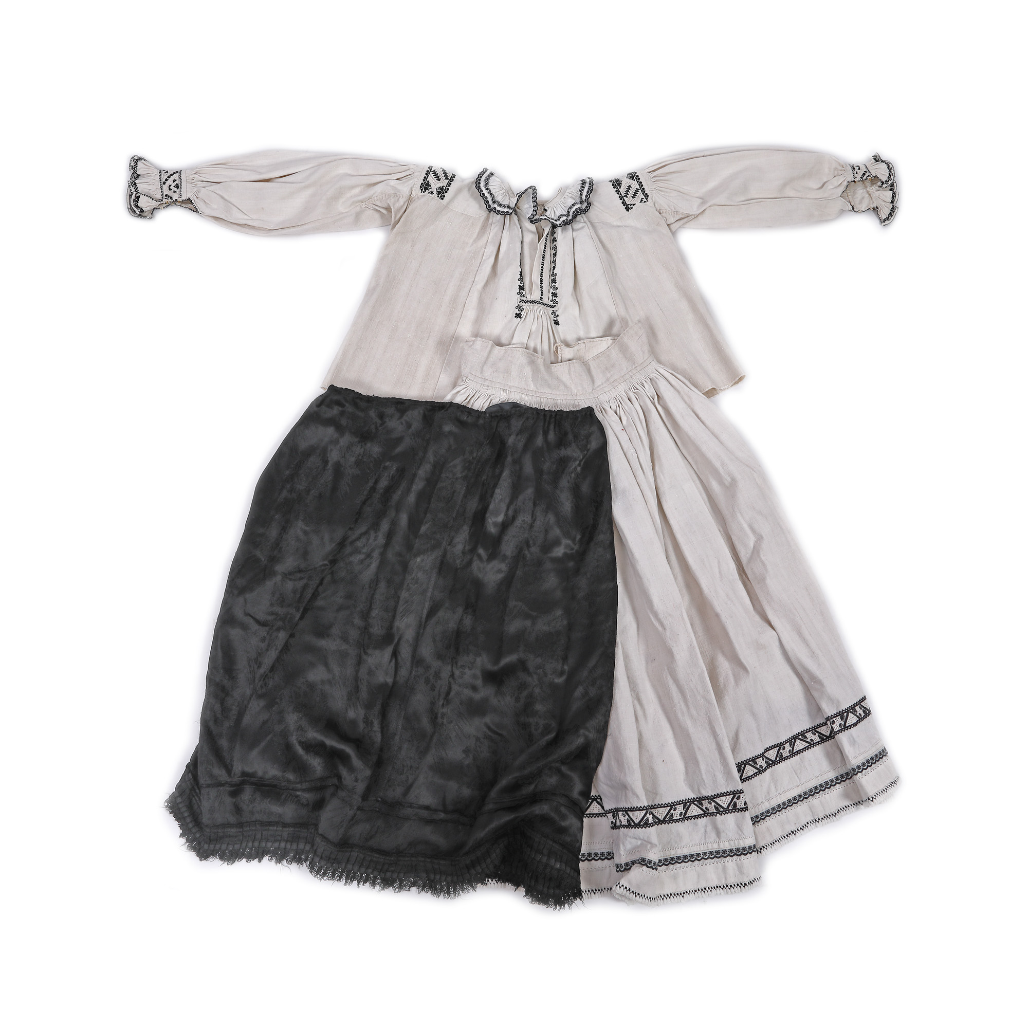 Batch consisting of three pieces of old folk costumes, blouse (spăcel), bottoms and apron, Bihor area, the West plain, mid 20th century, rare, collector's item