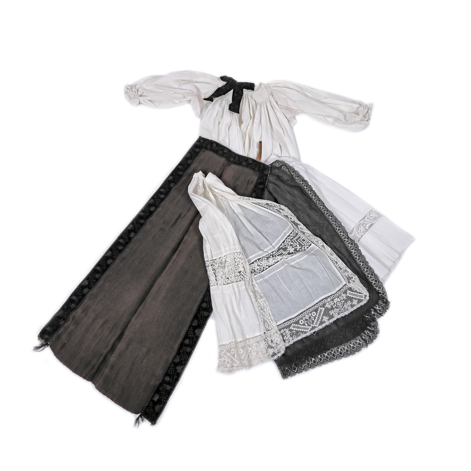 Costum tradițional săsesc vechi, format din șase piese, de mireasă, Transilvania, datat 1903, piesă de colecție