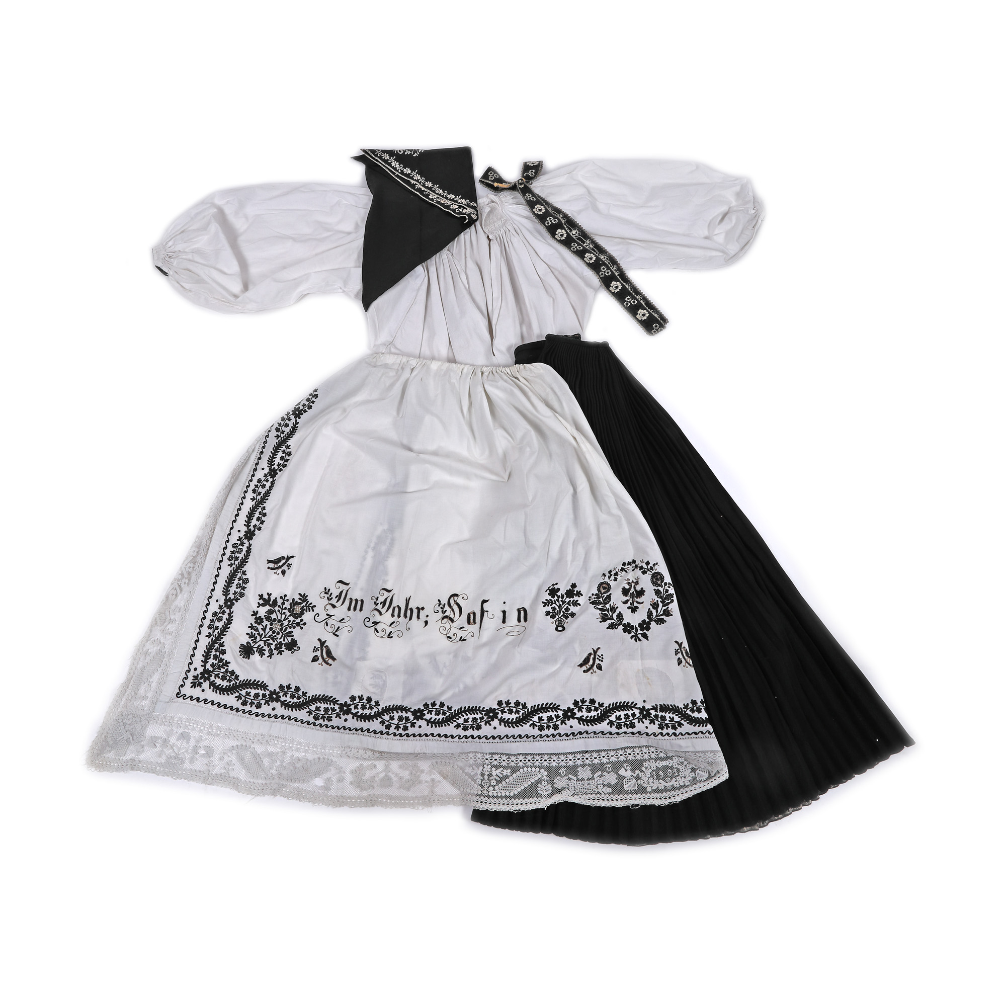 Costum tradițional săsesc vechi, cu cinci piese, un ansamblu vestimentar de excepție, de mireasă, Viscri, Transilvania, datat 1903, respectiv 1921