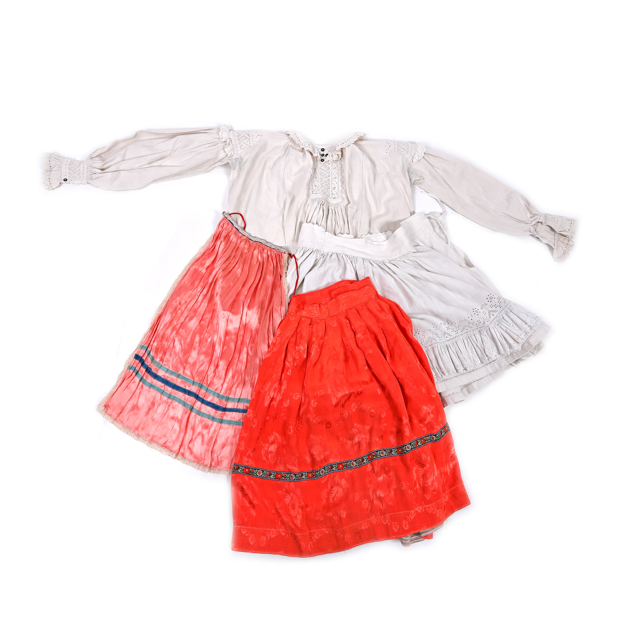 Ansamblu de port popular, de mireasă, alcătuit din spăcel, sumnă și șorț, Bihor, Câmpia de Vest, mijlocul sec. XX, piesă rare, de colecție