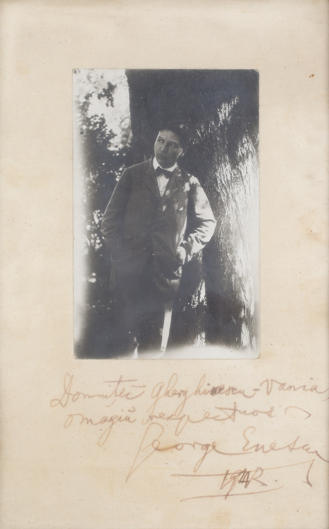 Photo illustrating George Enescu, 1942, with a dedication and the handwritten signature of the composer, to Domnița Gherghinescu Vania, comes from the collection of writer Vania Gherghinescu