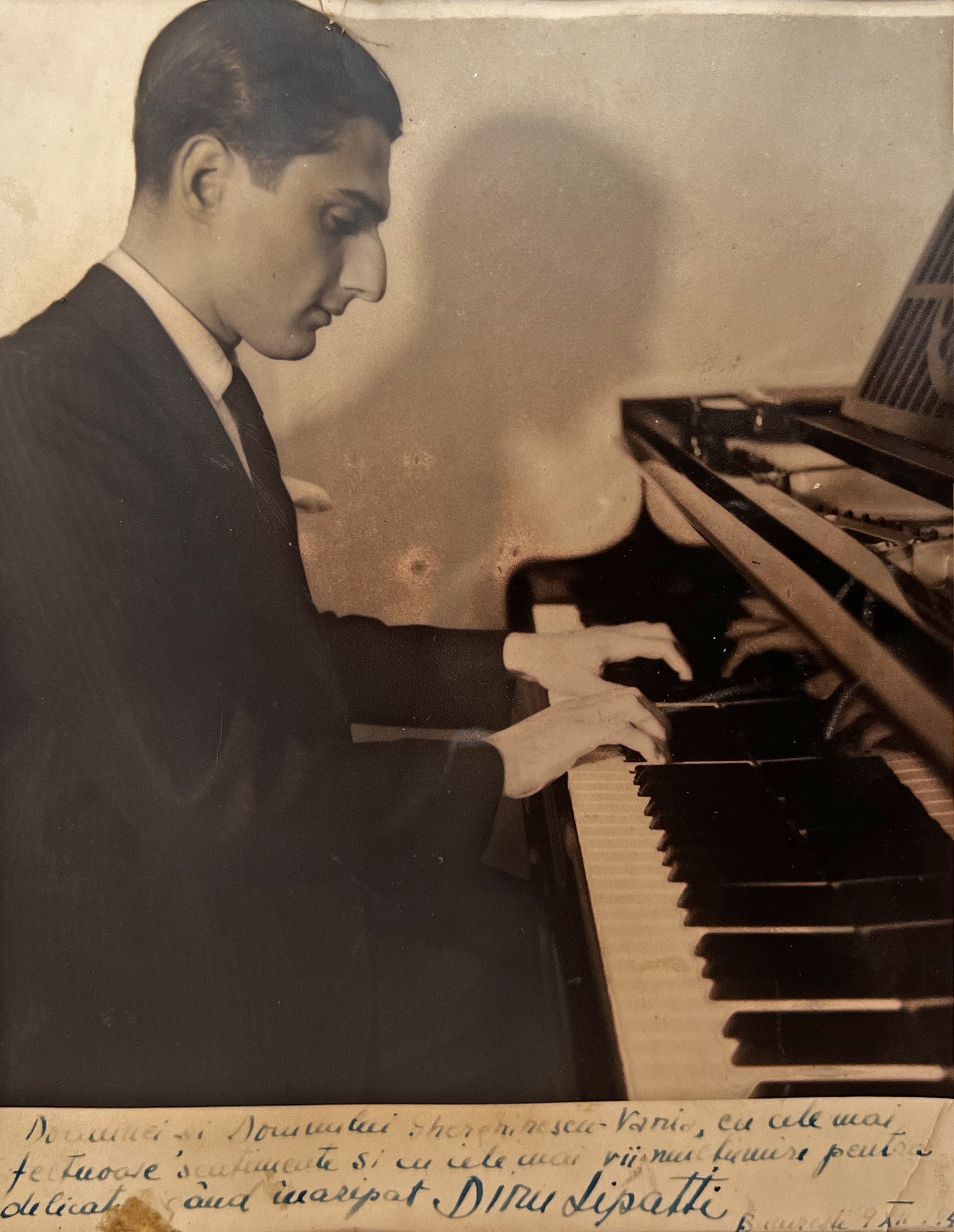 Fotografie ilustrându-l pe Dinu Lipatti, cu dedicația ”... delicat gând înaripat” către familia Gherghinescu-Vania, București, 9 decembrie 1942, cu semnătura olografă a pianistului, provine din colecția scriitorului Vania Gherghinescu, piesă extrem de rară