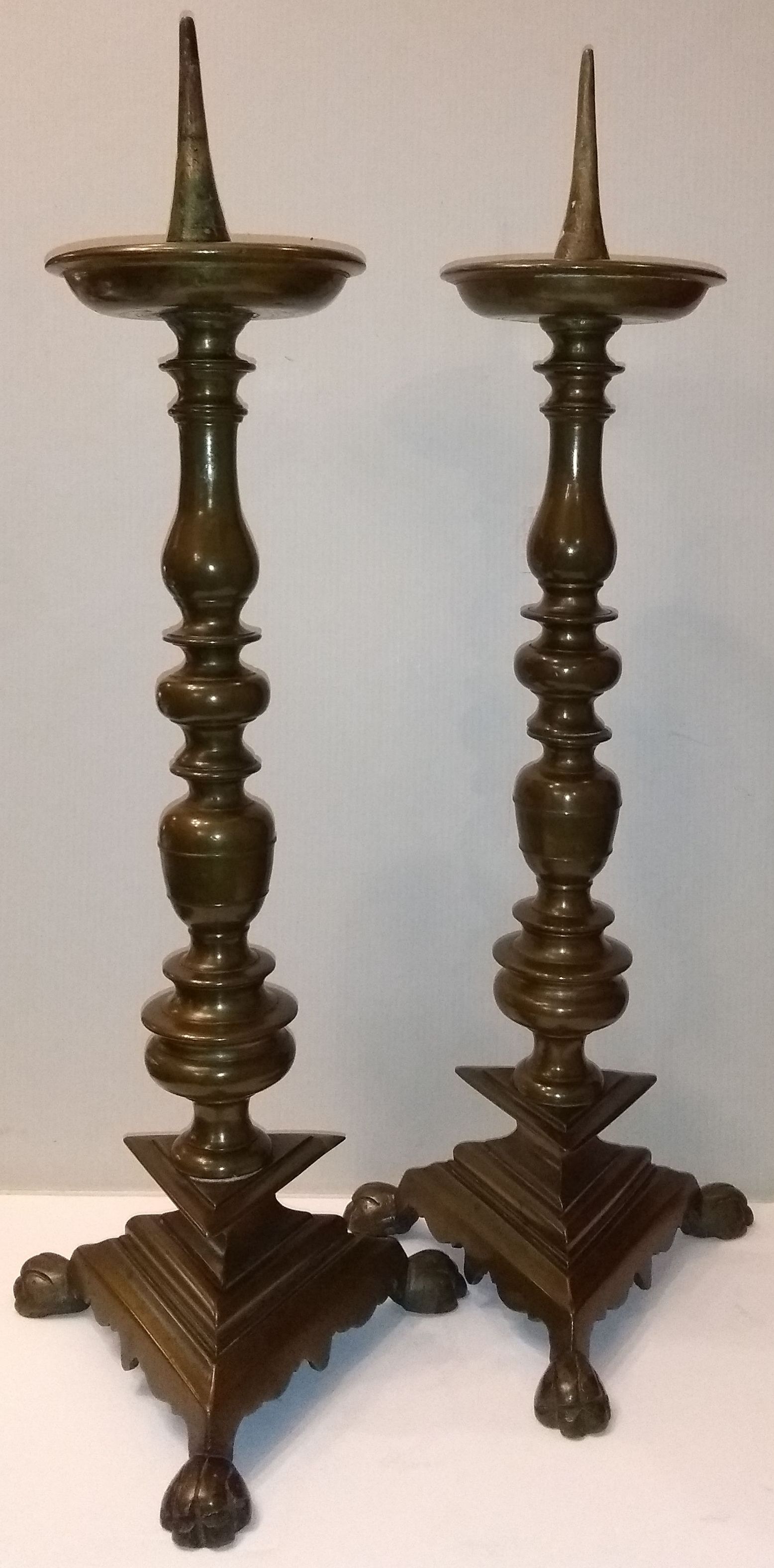 Pereche de sfeșnice în stil Baroc, din bronz patinat, sec. XVII