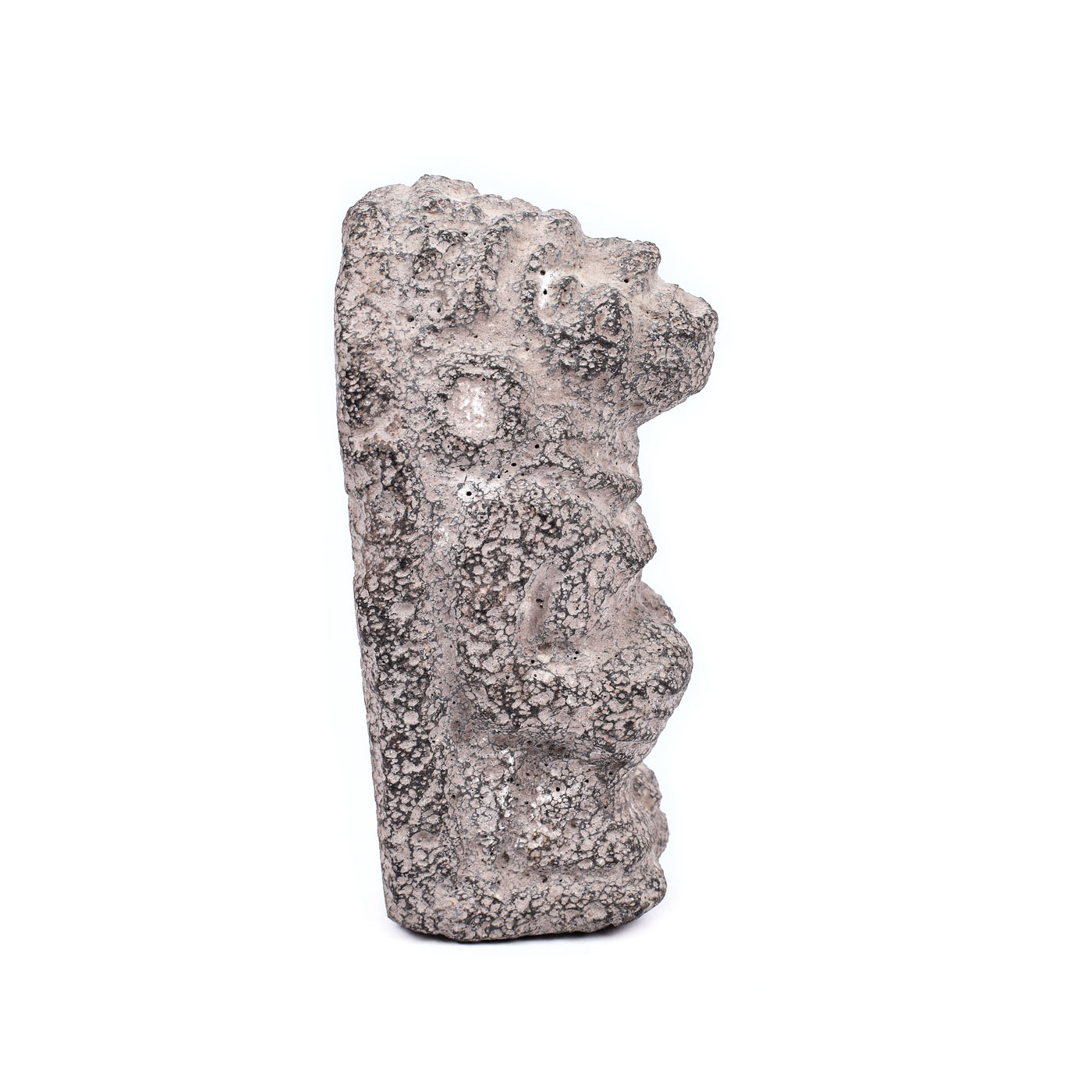 Statuetă, sculptată în tuf, idol masculin, civilizația Maya, probabil sfârșitul perioadei clasice, sec. XVIII-IX