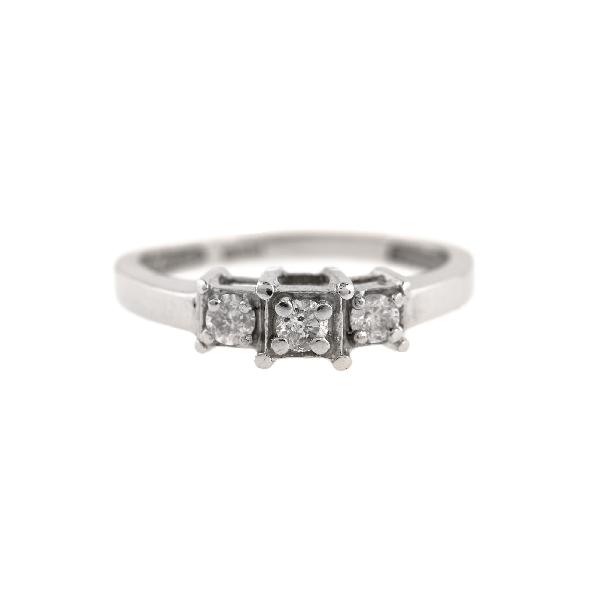 White gold ring, decorated with three diamond-cut brilliants