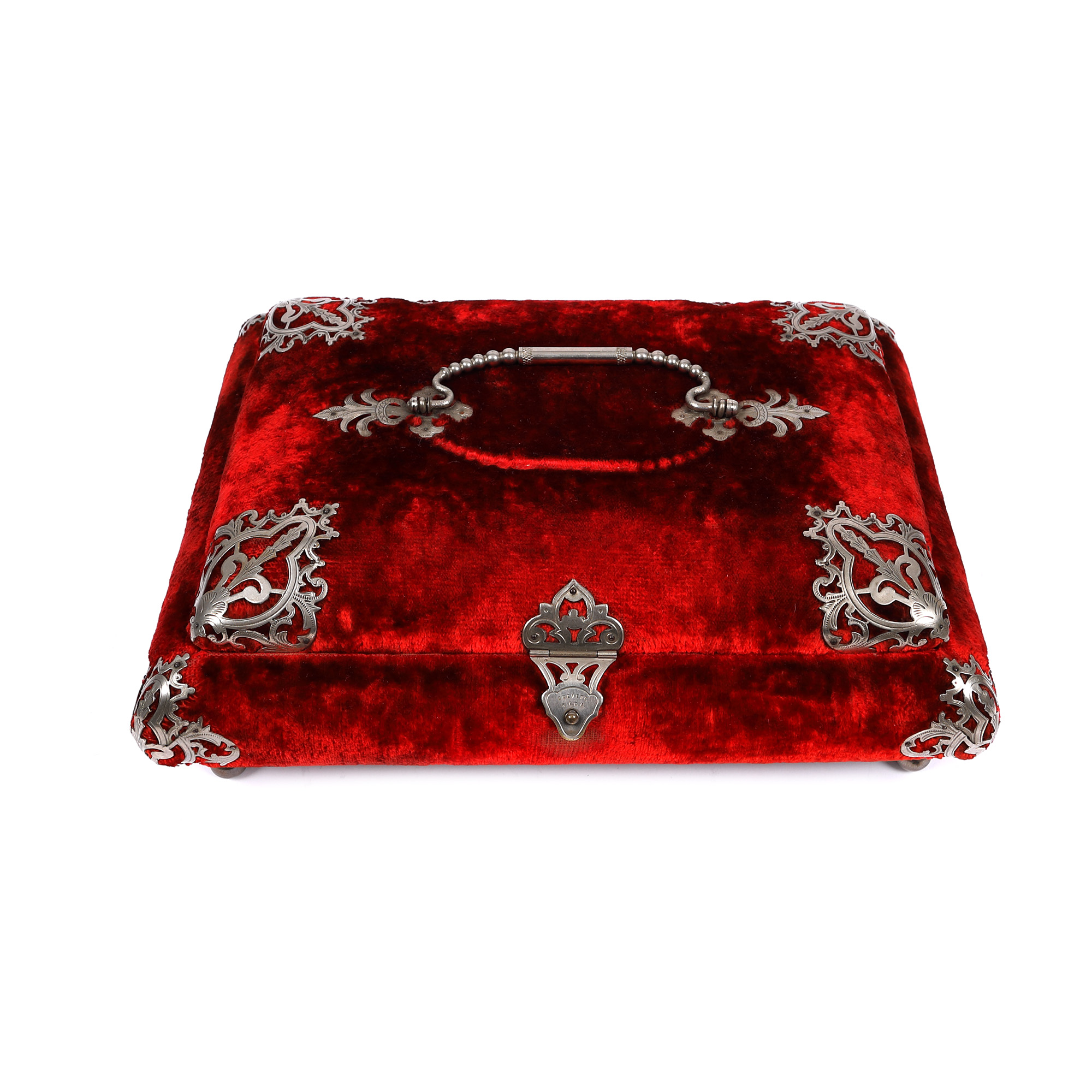 Cutie în manieră Napoleon III pentru cusut, decorată cu catifea roșie și bronzuri, cu accesoriile orginale, provine din colecția Prințului Ghyka