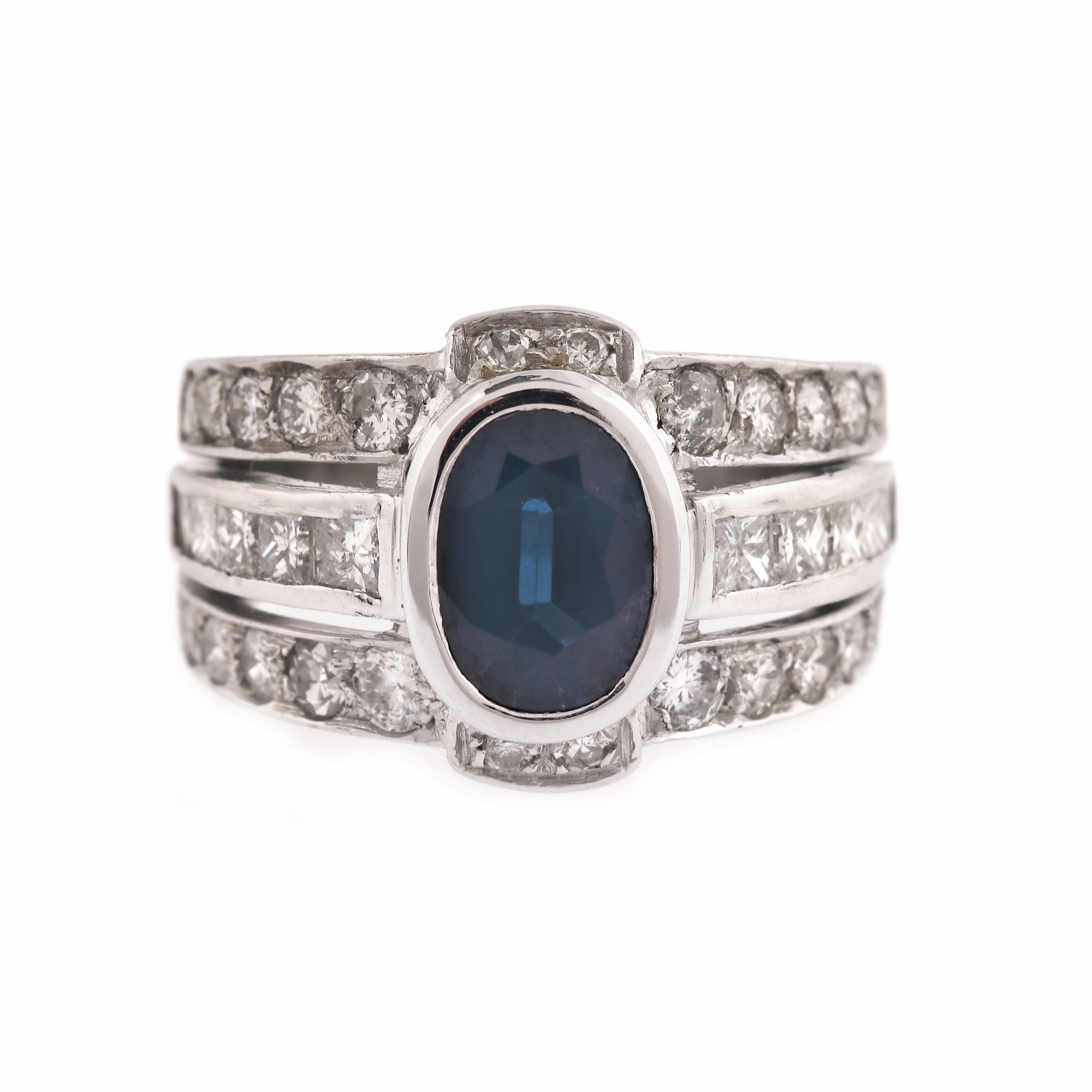 Inel din platină, decorat cu safir anturat de șiruri de diamante