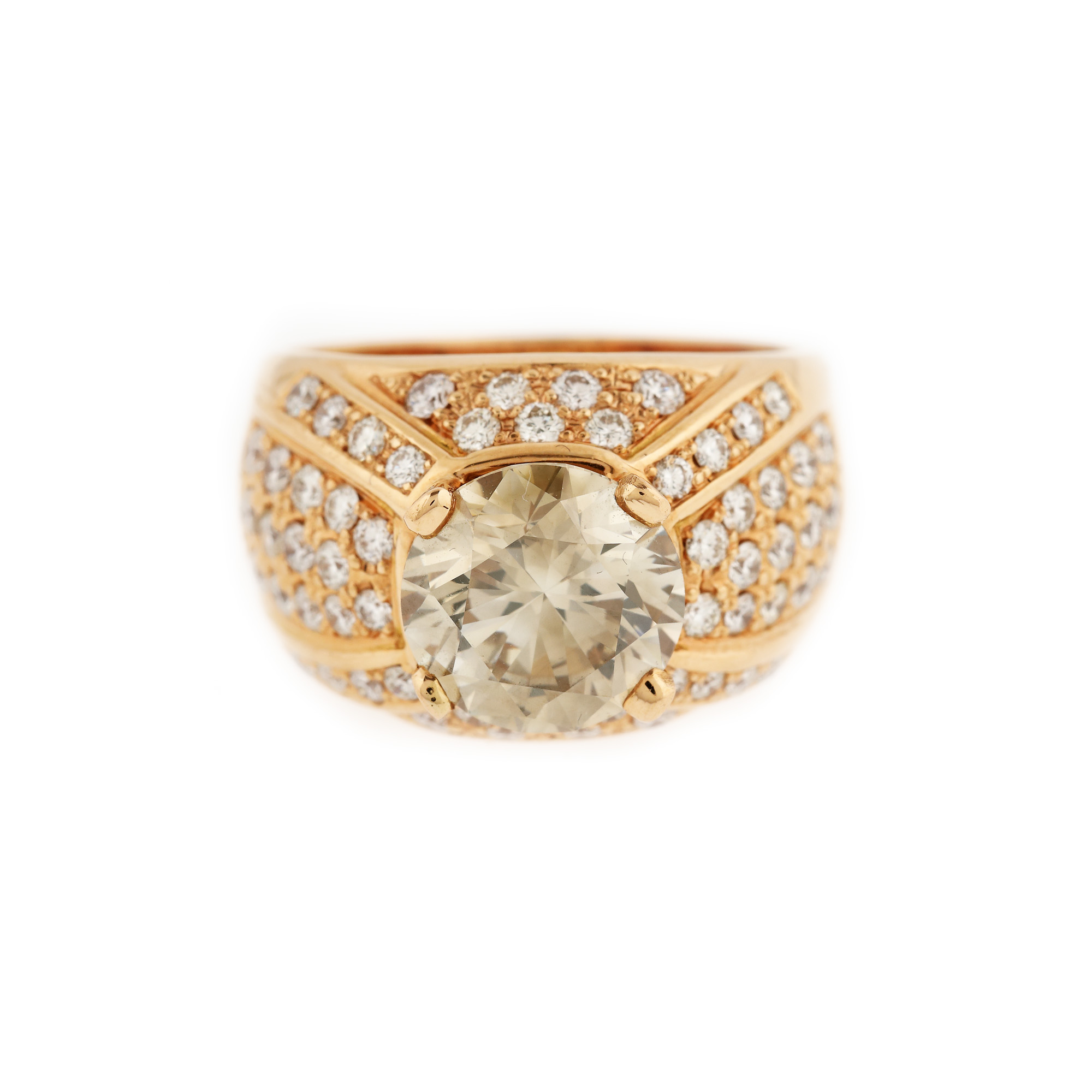 Imposing gold ring, decorated with diamonds
