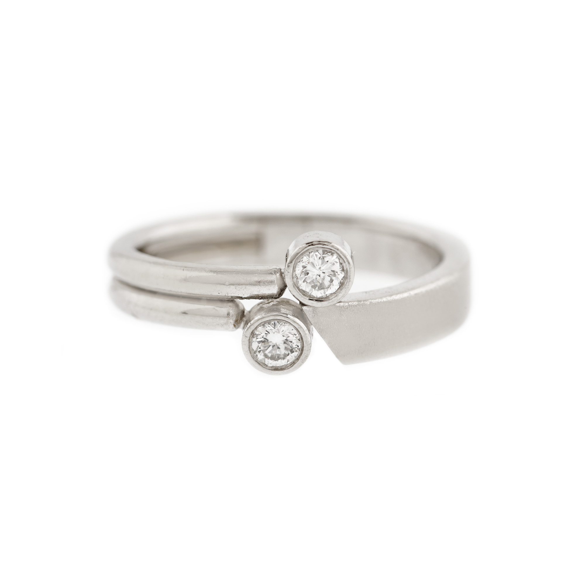 Platinum ring, decorated with diamond-cut brilliants