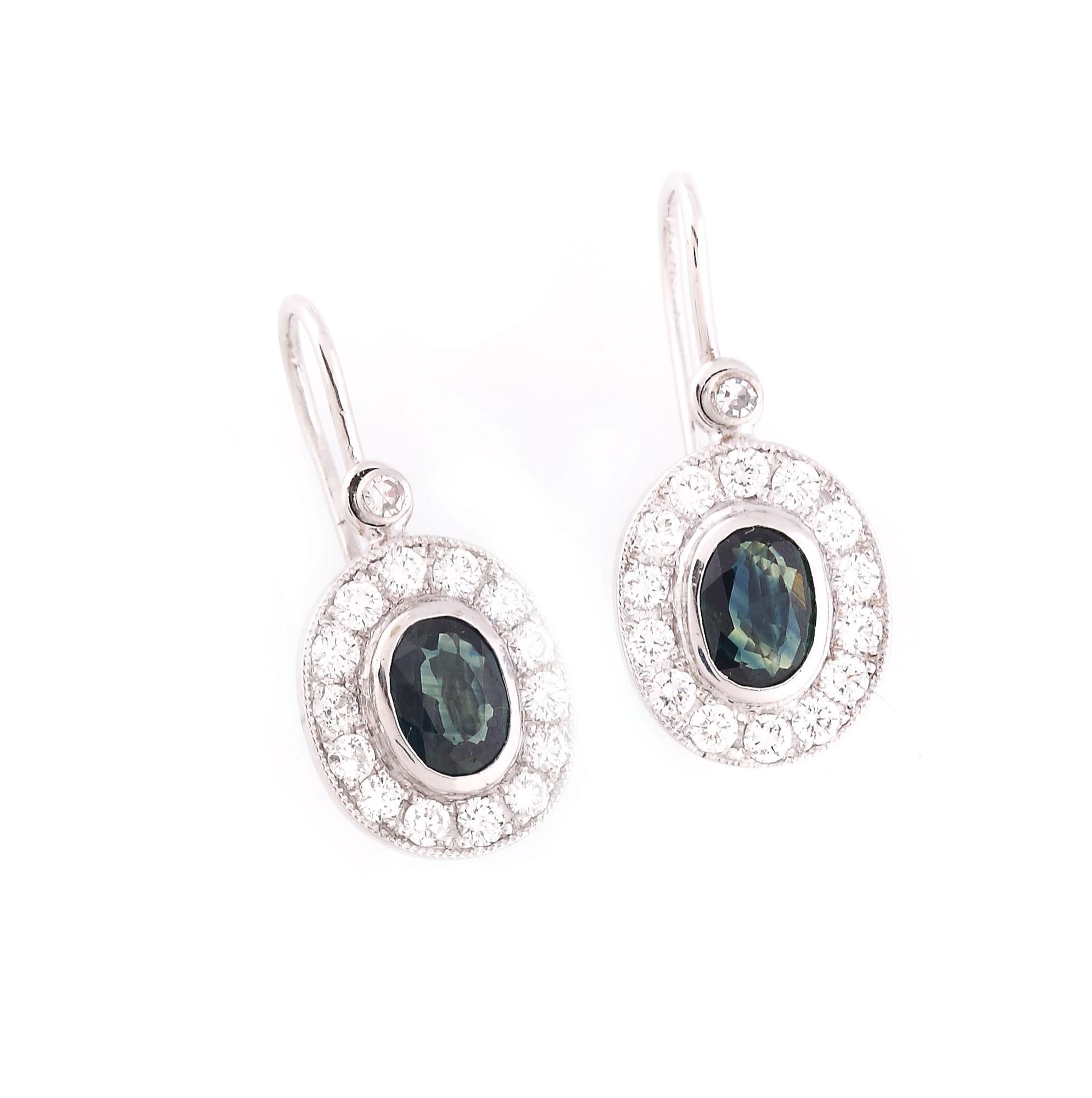 Elegantă pereche de cercei din aur alb, decorată cu safire anturate de diamante