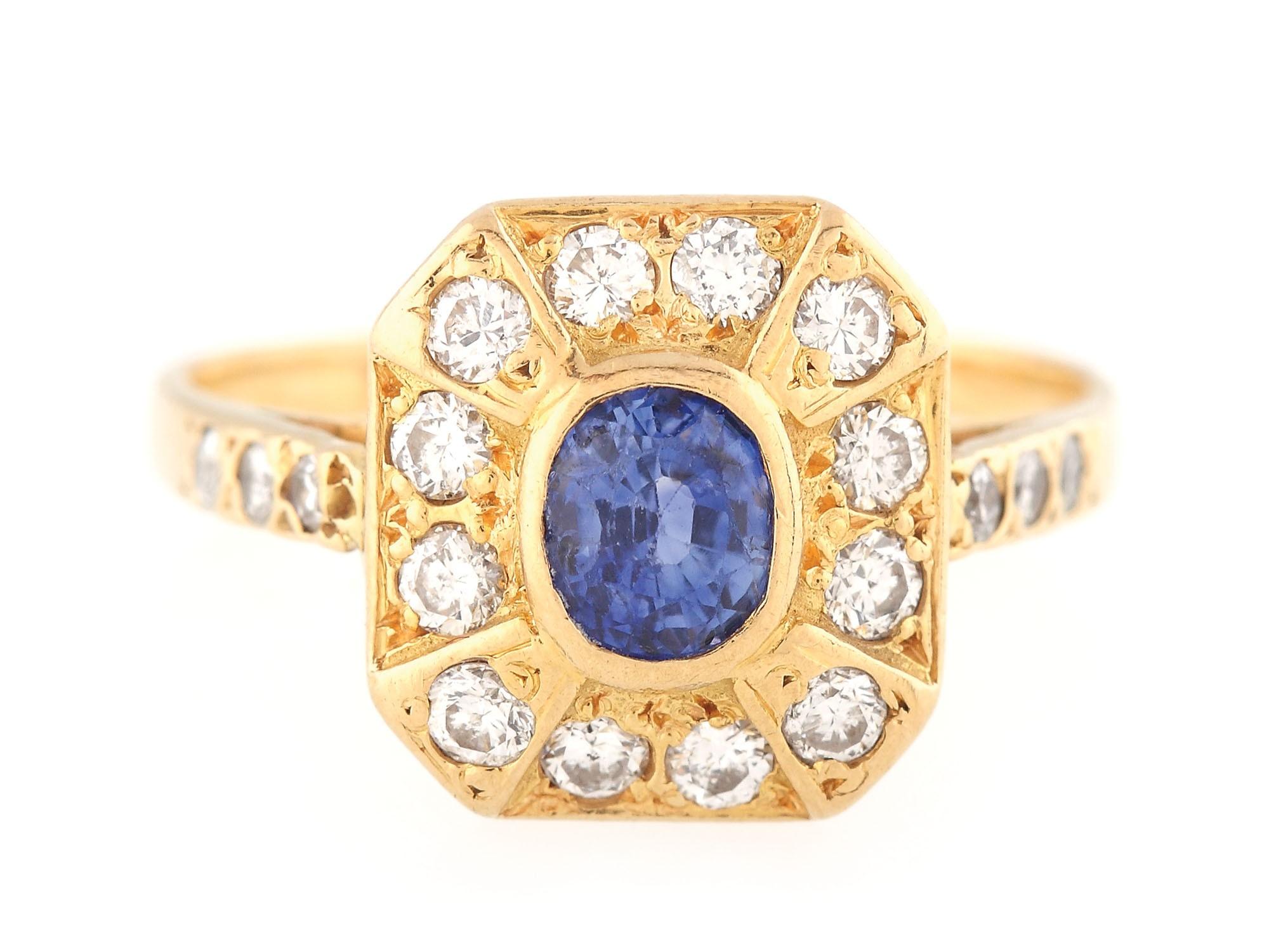 Inel din aur, ornat cu safir anturat de diamante