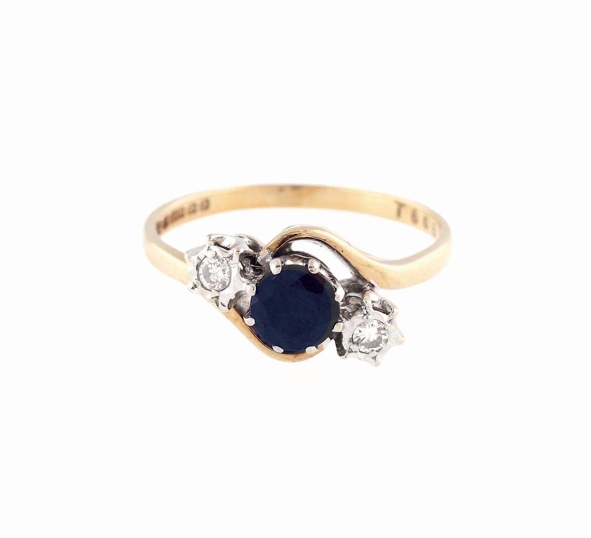 Inel din aur, ornat cu safir şi două diamante