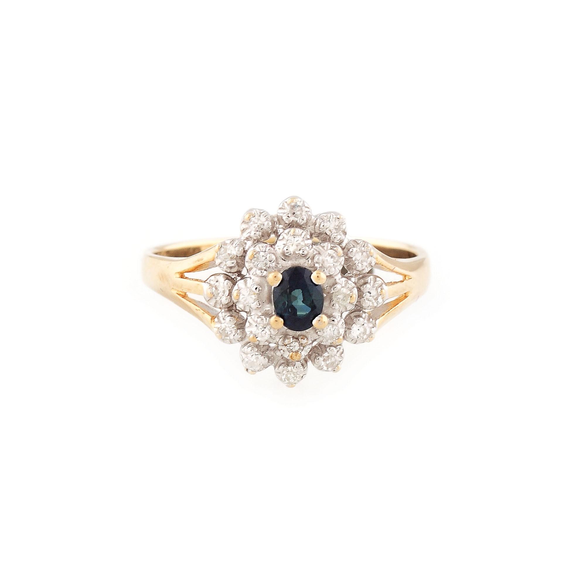 Inel din aur, decorat cu un safir în coroană de diamante