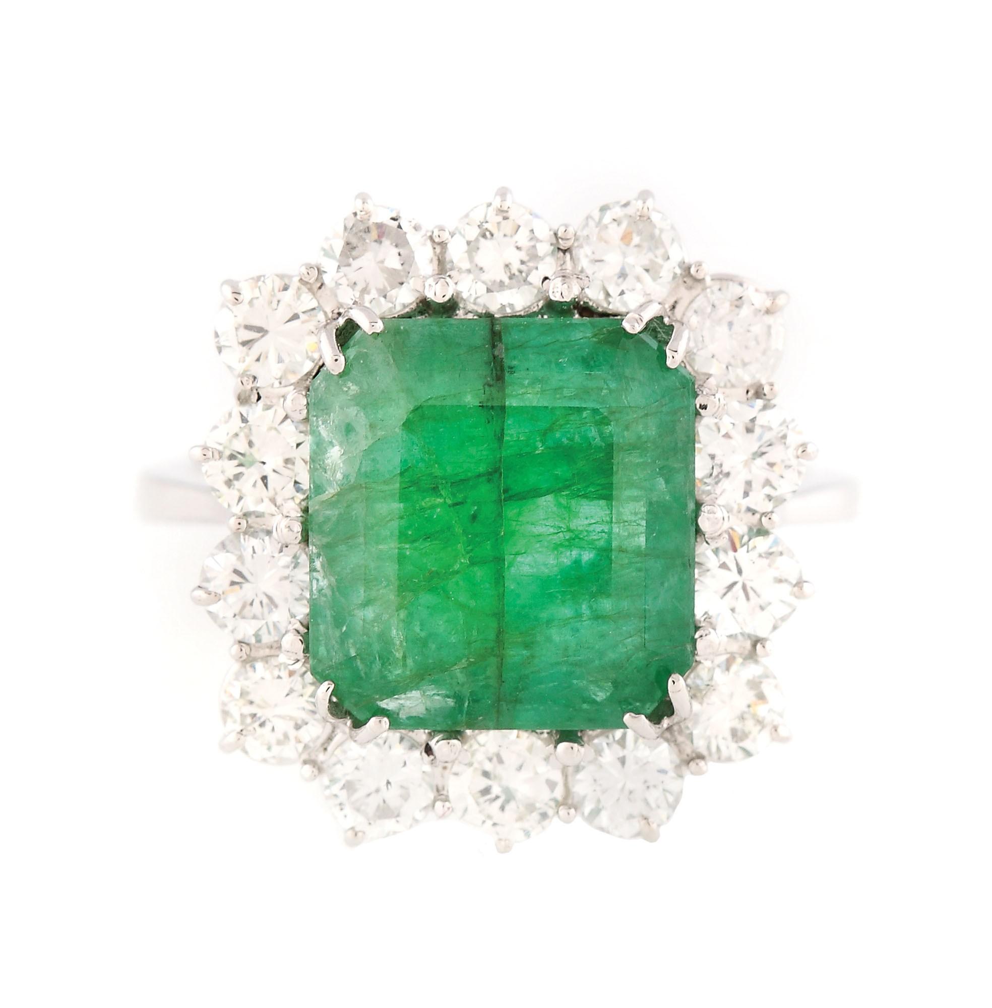 Superb inel din aur alb, decorat cu smarald anturat de diamante