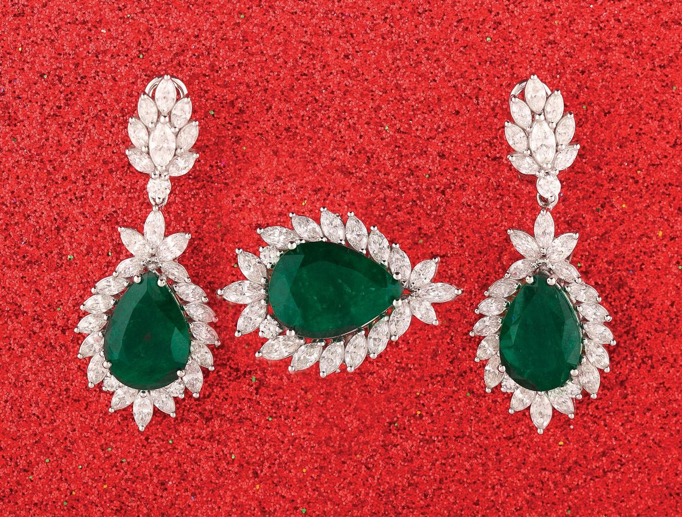Splendid set Roberto Bravo, din colecția Love Diamond, din aur alb, format din inel și pereche de cercei, decorat cu smaralde naturale de origine Zambia, în anturaje de diamante, însoțit de certificate de garanție și calitate