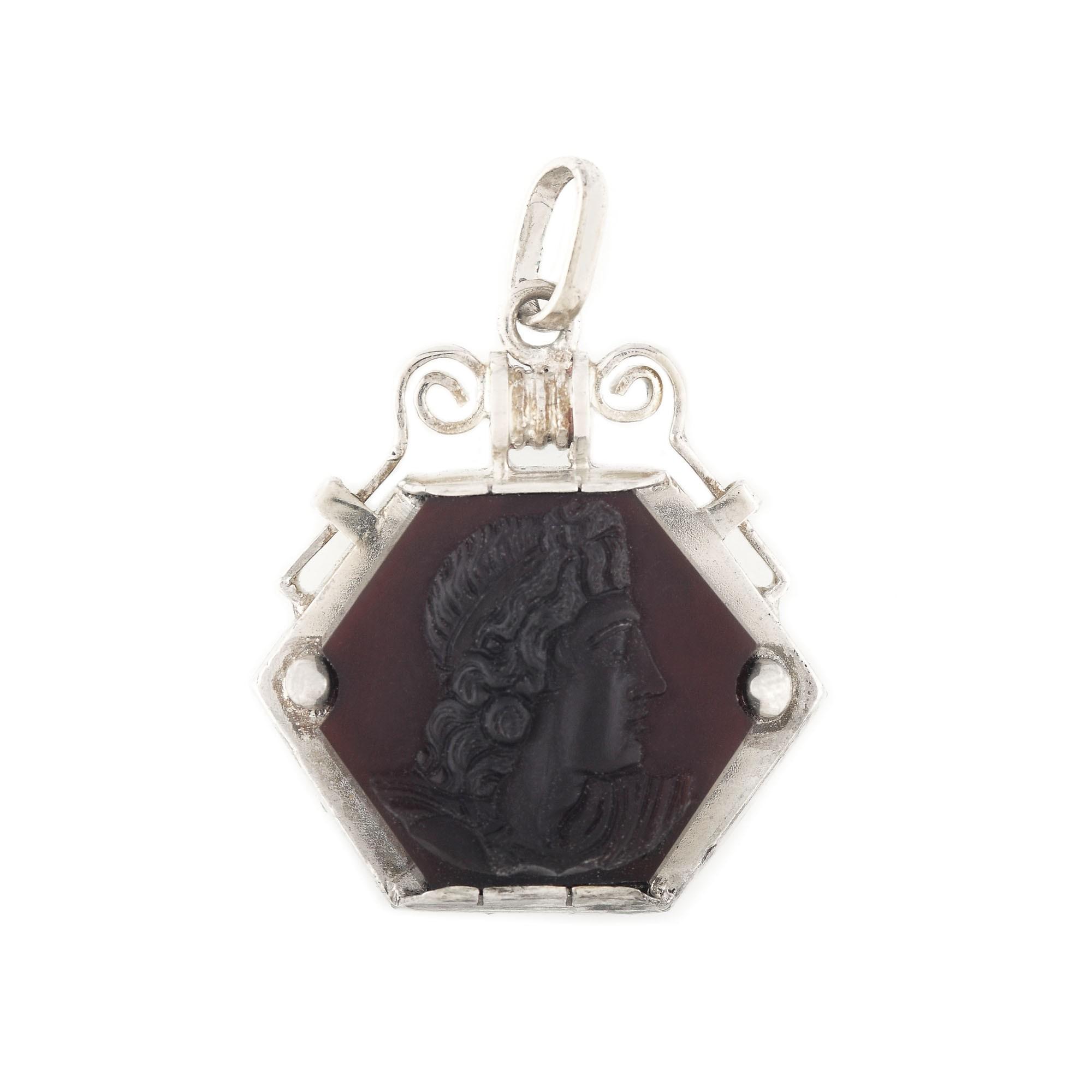 Pandantiv Art Deco, ornat în stil Lalique cu pâte de verre, cca. 1900