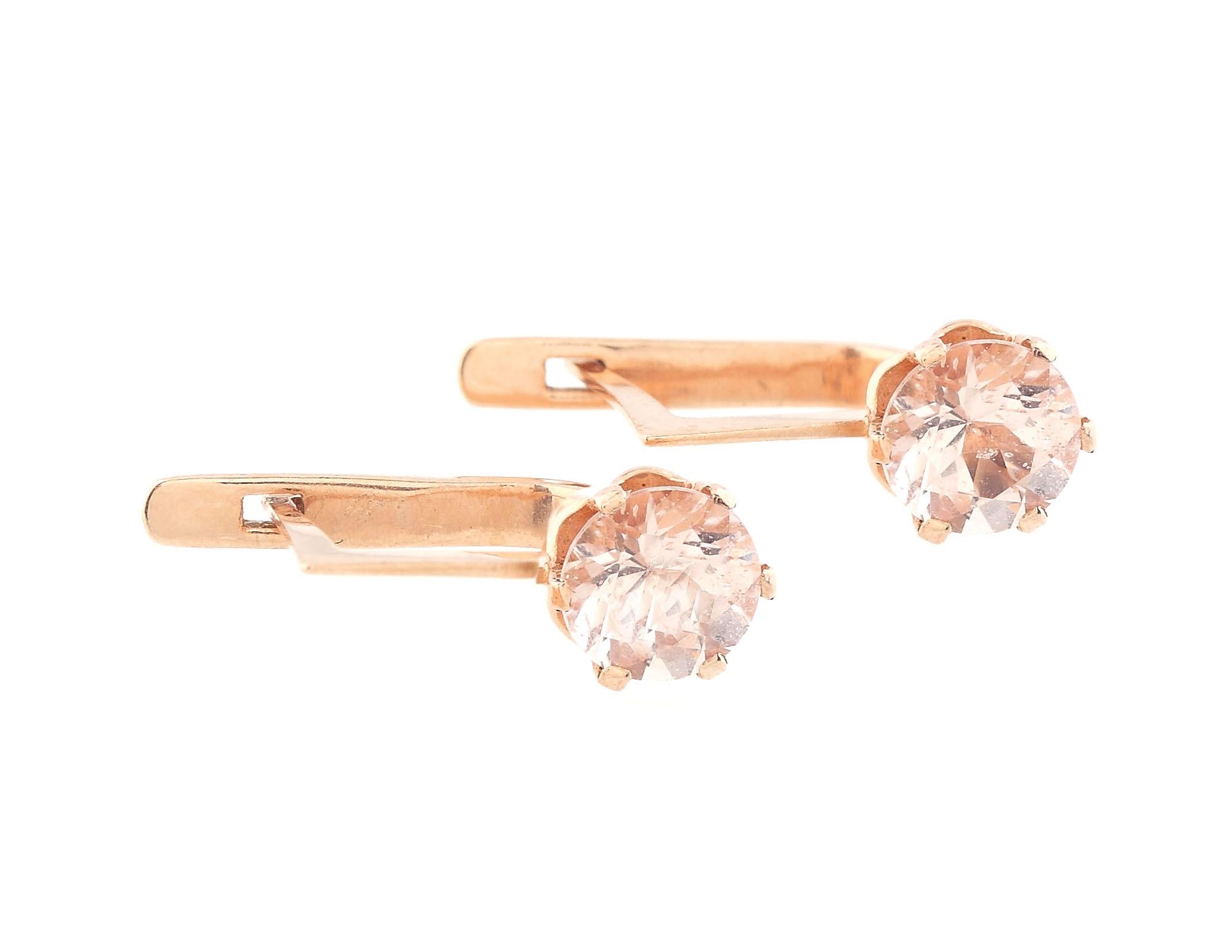 Pereche de cercei din aur roșu, ornată cu morganite