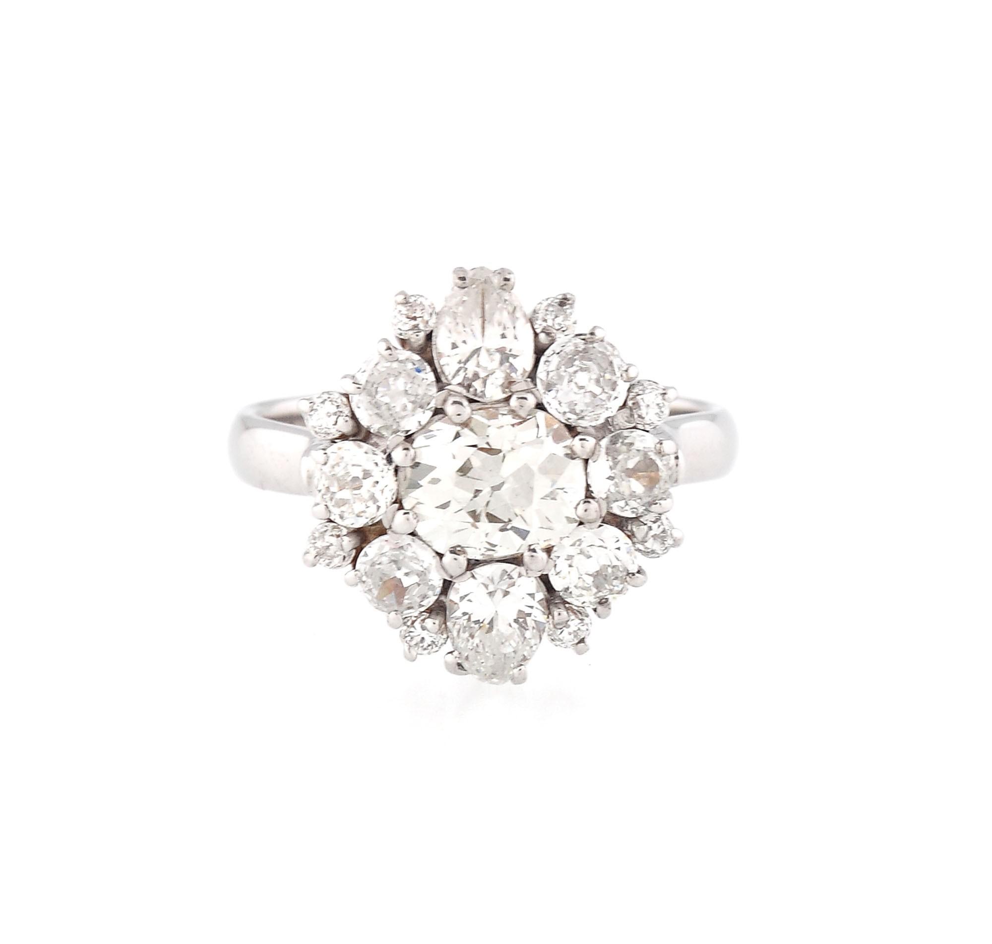 Inel din aur alb, decorat cu floare de diamante