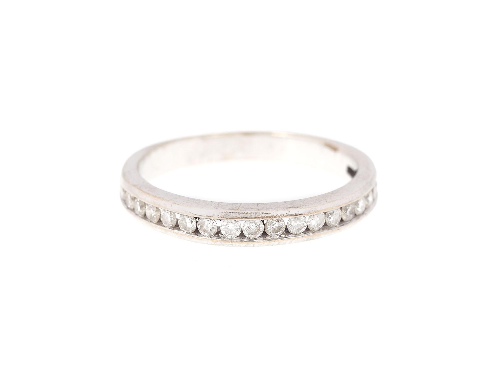 Inel din platină, decorat cu suită de diamante