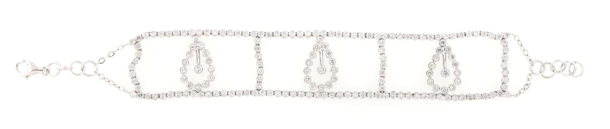 Brățară din aur alb, decorată cu șiruri de diamante