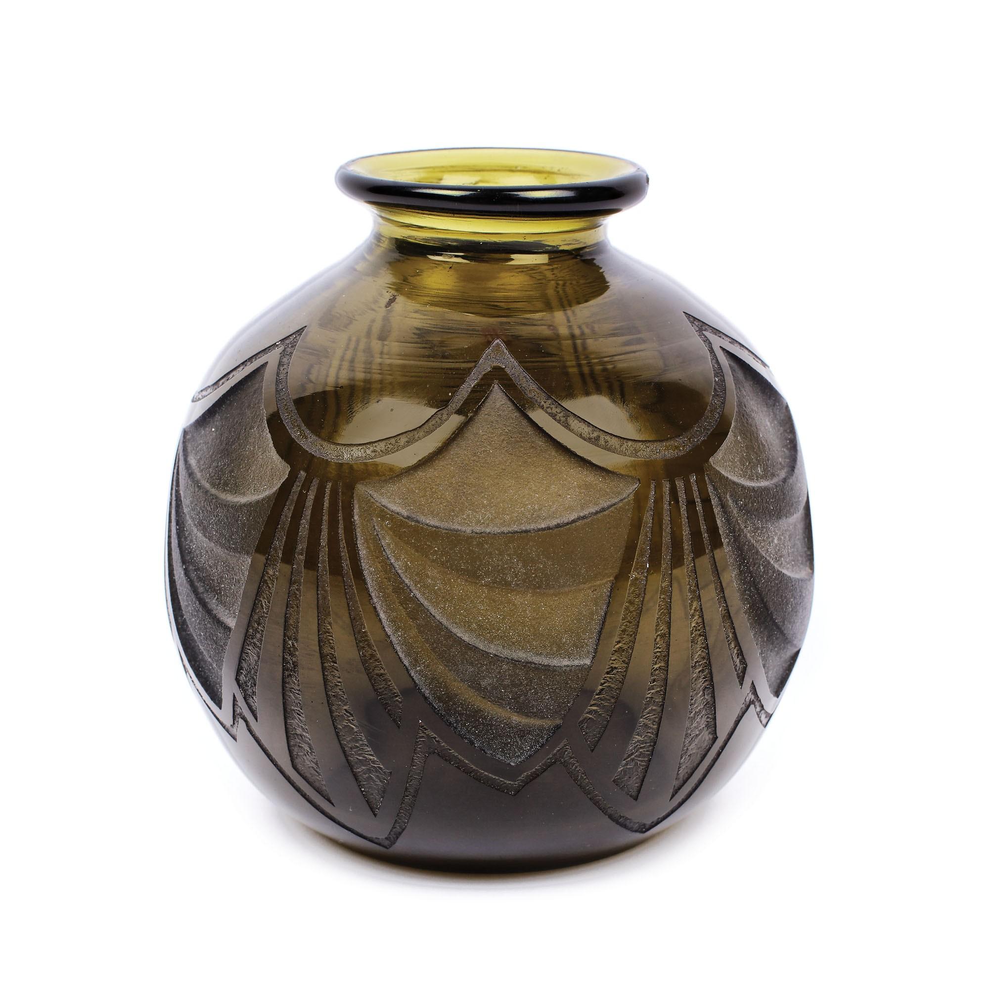 Vas din sticlă Legras, cu decor Art Deco gravat cu acid, cca. 1910