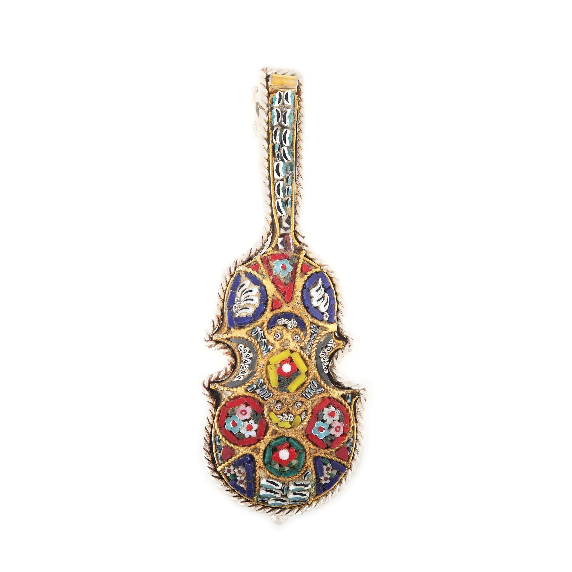 Broșă Novelty din argint, în formă de chitară, decorată cu micromozaic floral, cca. 1910-1920