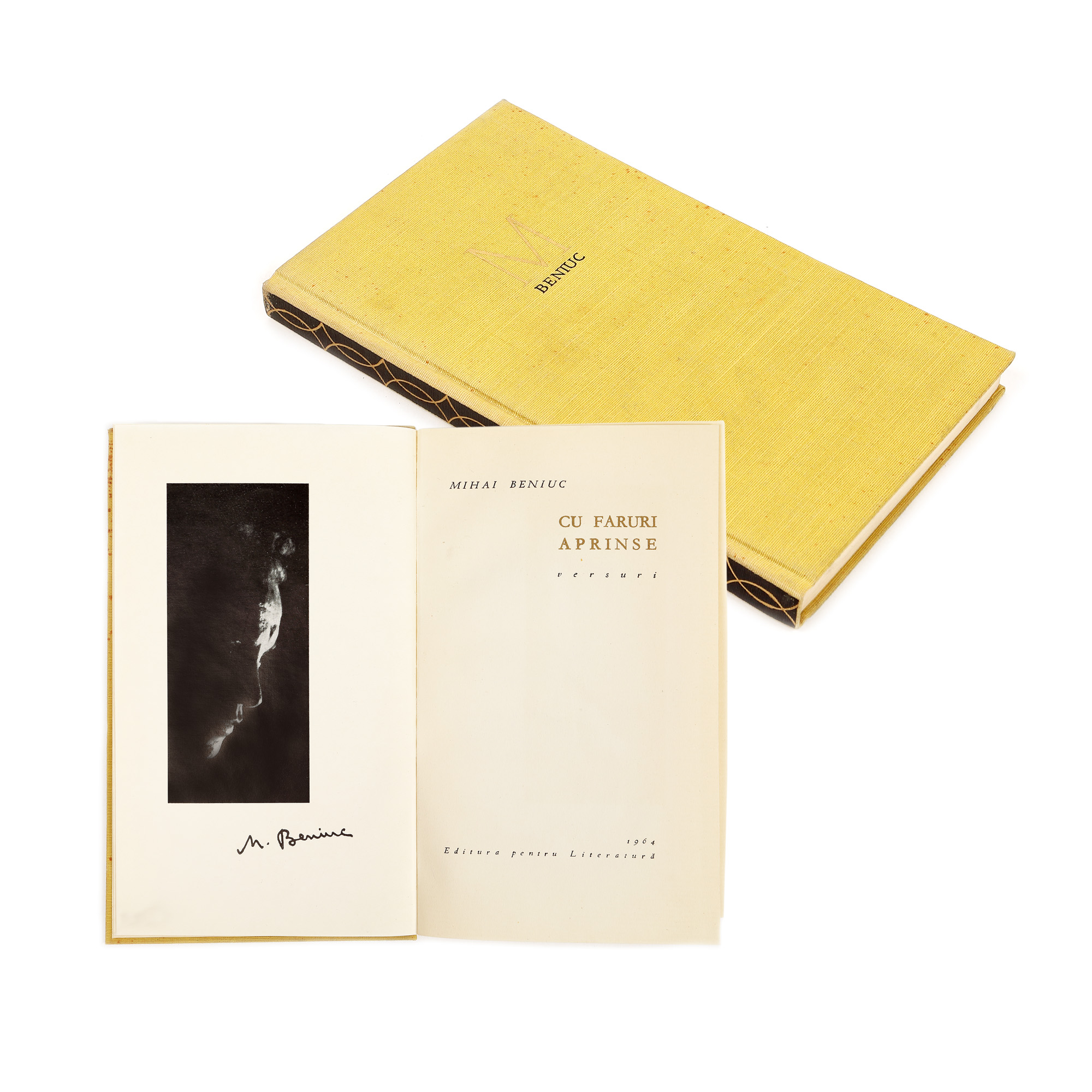 ”Cu faruri aprinse”, de Mihai Beniuc, București, 1964, exemplar bibliofil, provine din colecția scriitorului Vania Gherghinescu
