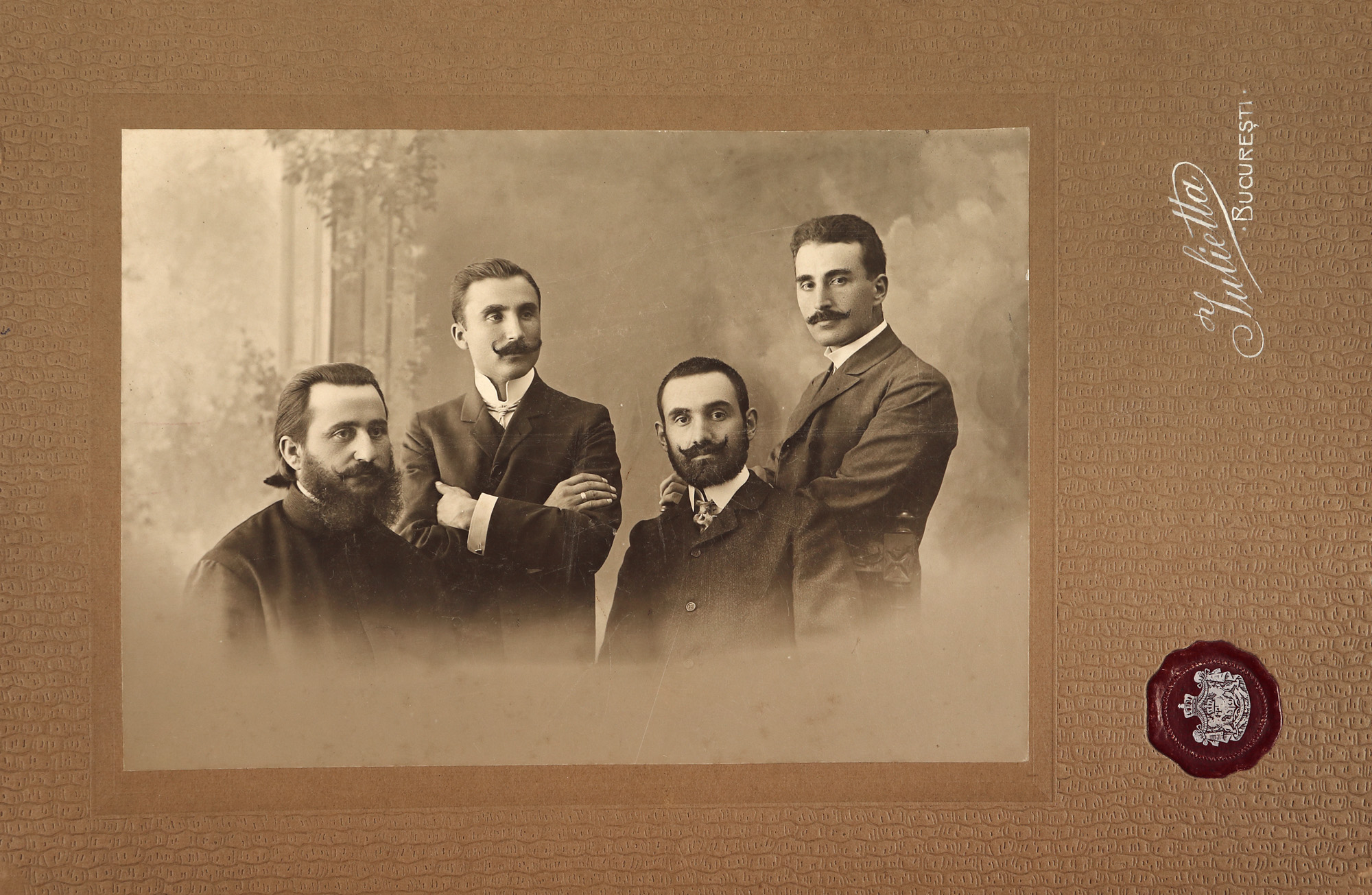 Fotografie ilustrându-l pe Gala Galaction în tinerețe, începutul sec. XX, atelier fotografic Julieta, București, provine din colecția istorică Șerban Țuculescu-Maria Galaction