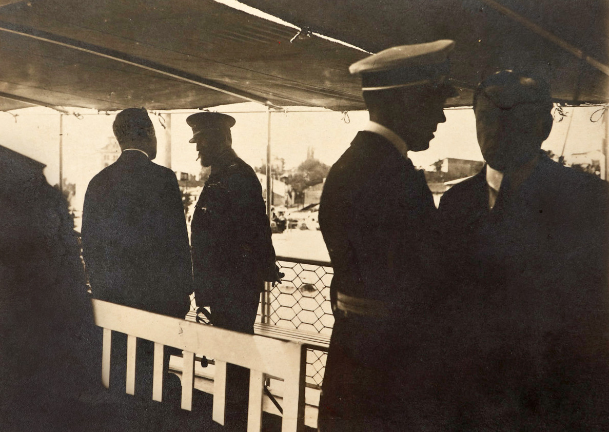 Fotografie ilustrându-l pe Regele Ferdinand pe un vas de croazieră pe Dunăre, cca. 1925