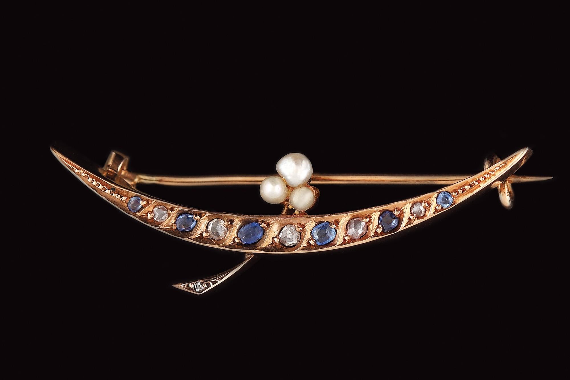 Delicată broșă din aur roșu, decorată cu safire, diamante și perle